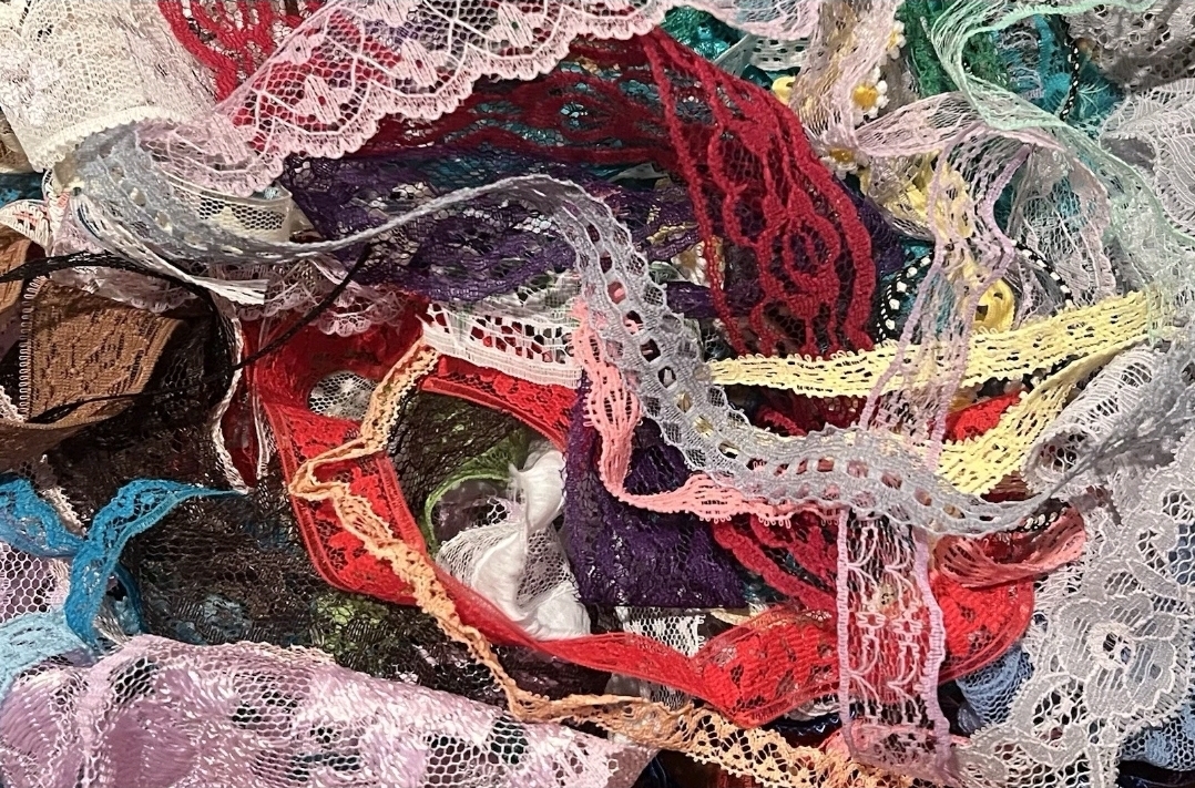 VINTAGE COLORED LACE TRIM