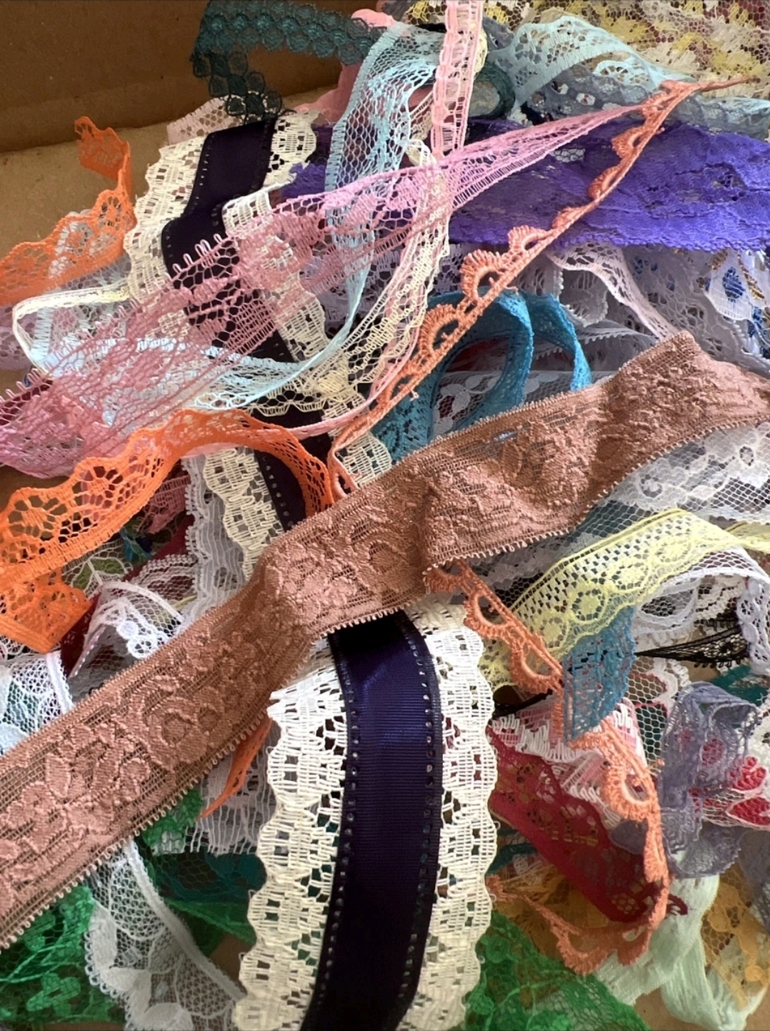 VINTAGE COLORED LACE TRIM