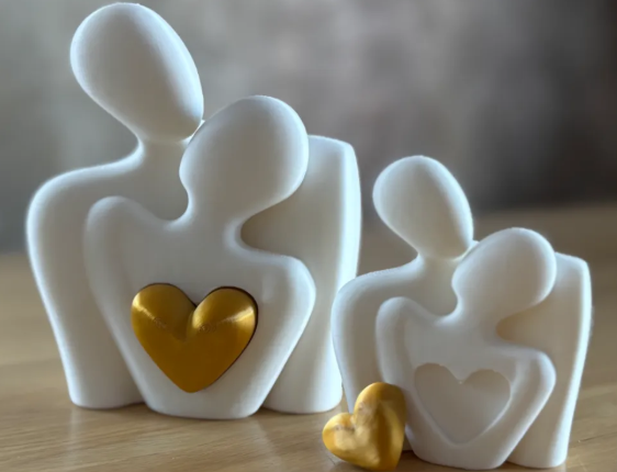 Escultura Família com Coração Dourado