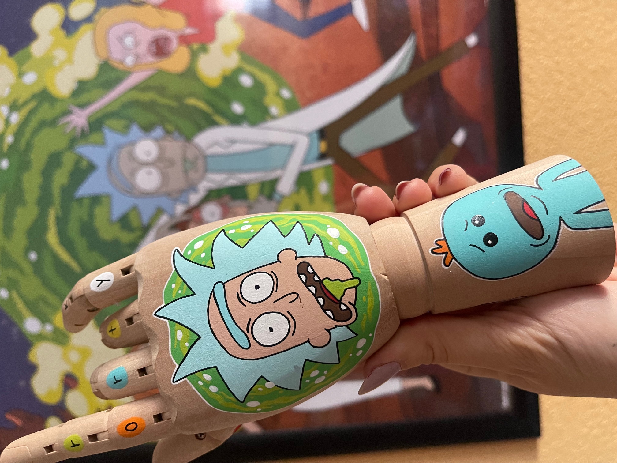 Mano de madera Rick y Morty