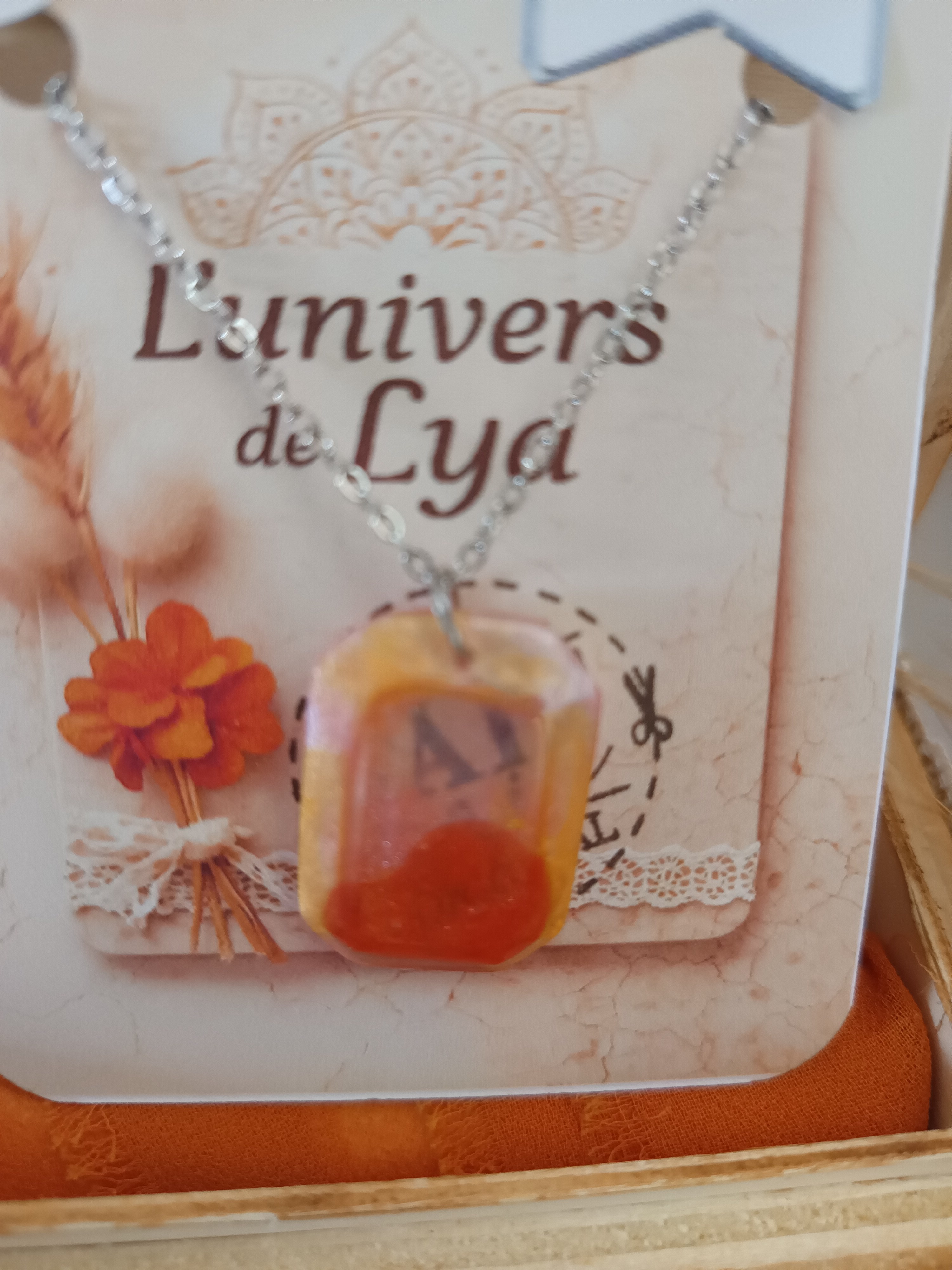 Collier rectangle nacré orange et rose en résine – Bijou artisanal | L’Univers de Lya
