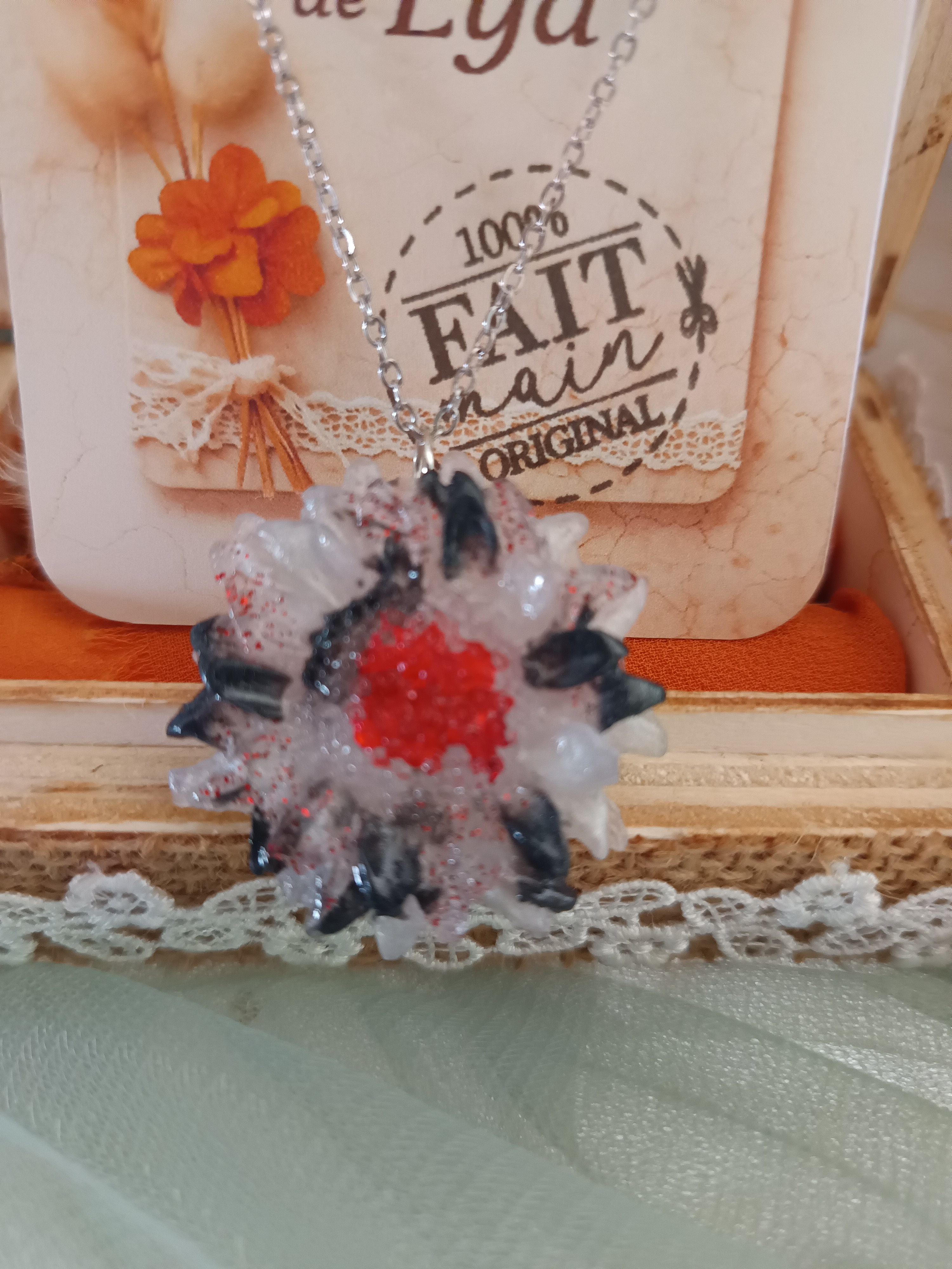 Collier fleur en résine blanche et argent avec cœur rouge pailleté – Bijou floral fait main unique