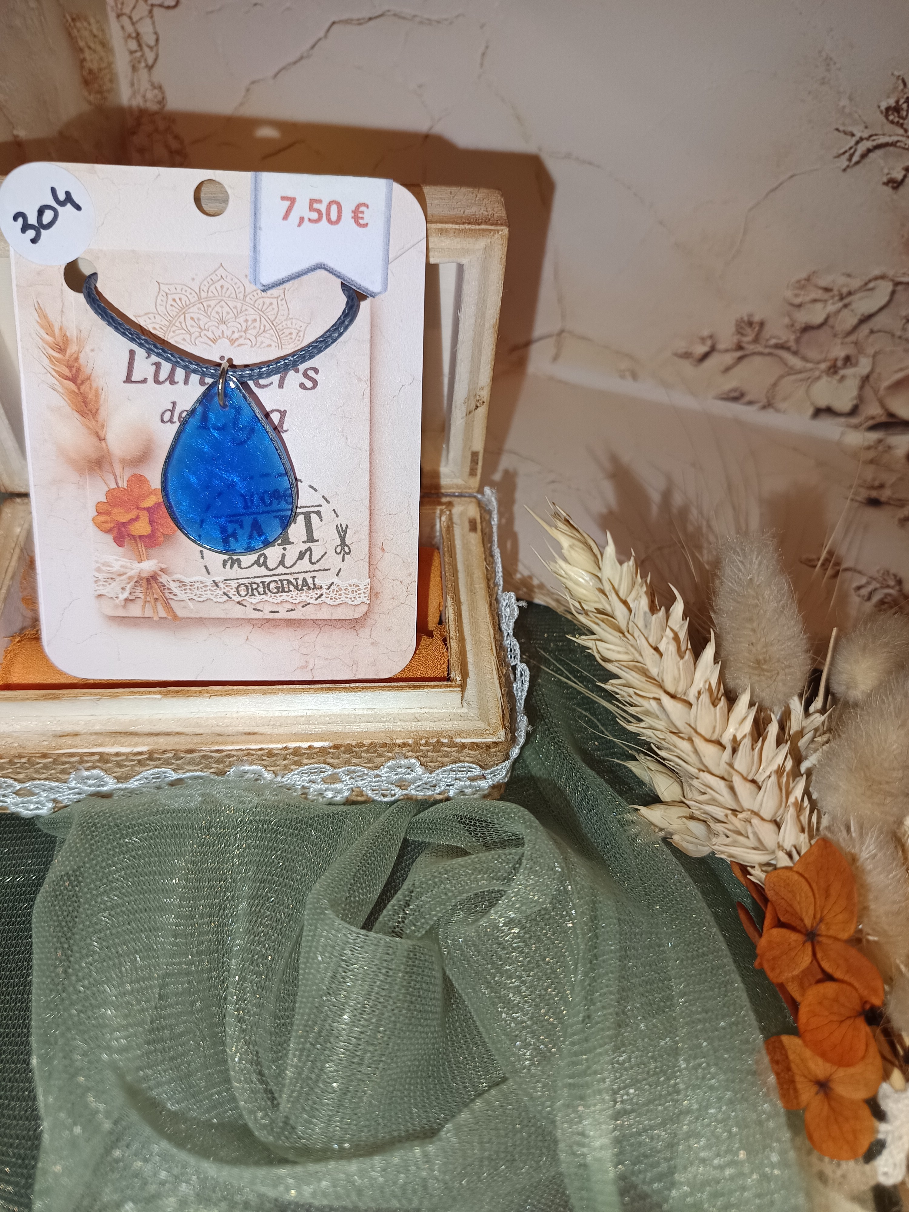 Collier goutte bleue en résine brillante – Bijou fait main moderne et raffiné