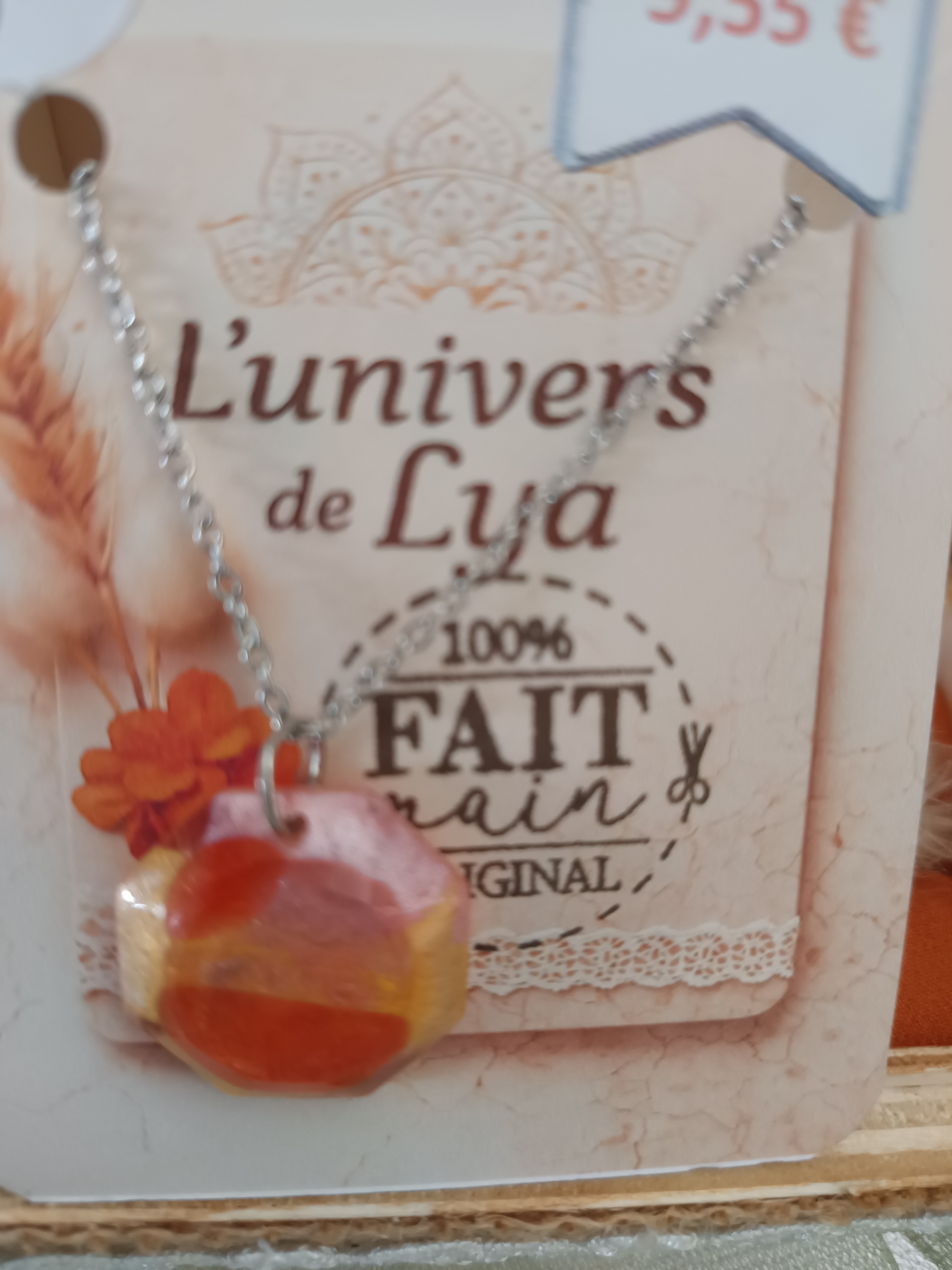 Collier géométrique nacré orange et rose en résine – Bijou fait main | L’Univers de Lya