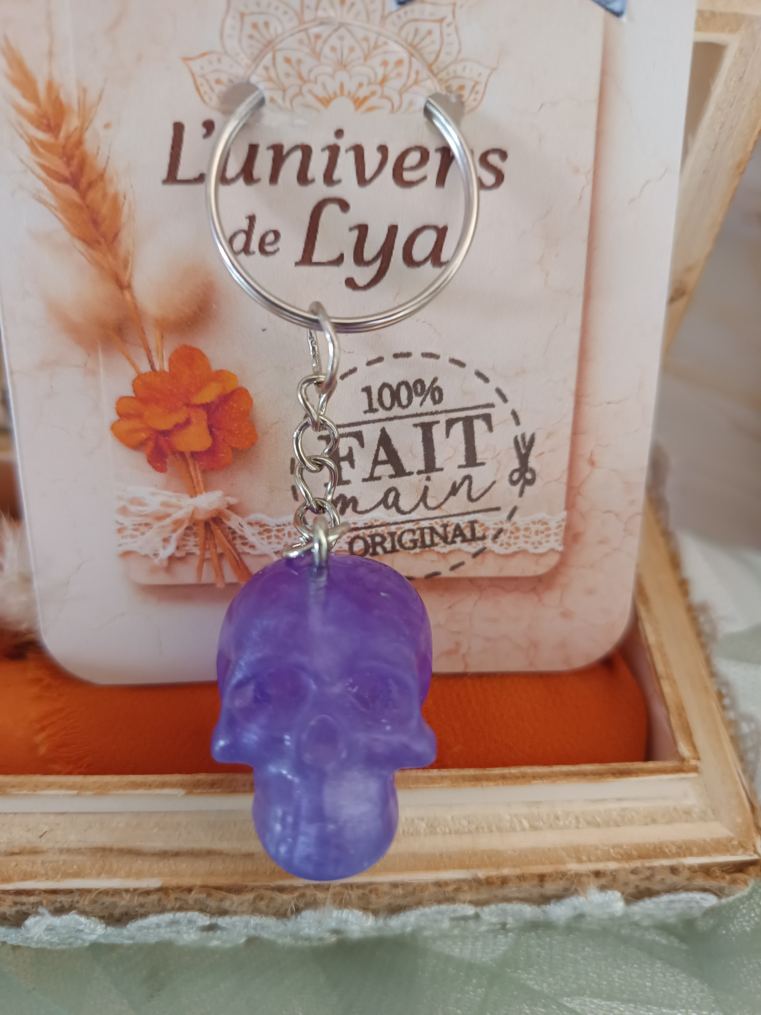 Porte-clés crâne violet en résine pailletée – Création artisanale originale