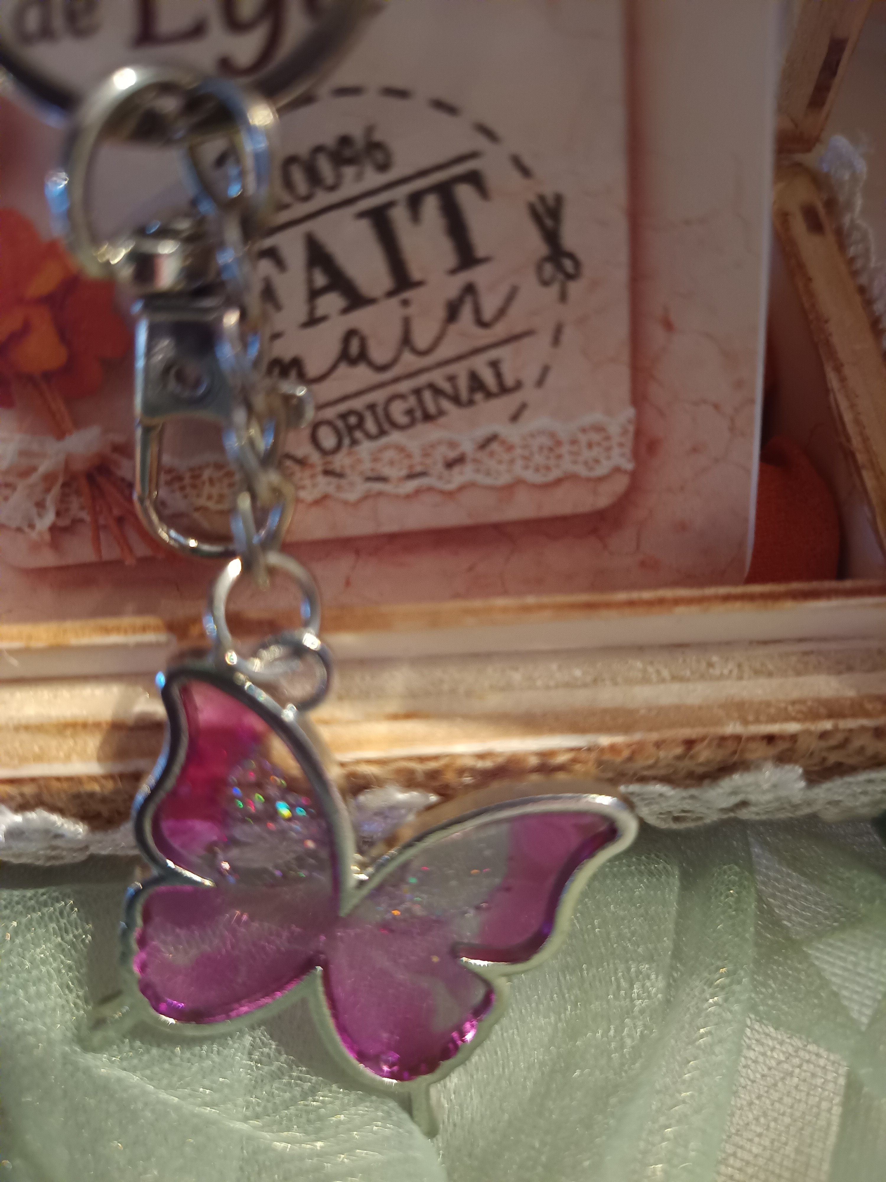 Porte-clés papillon violet pailleté fait main – Bijou artisanal féérique L’univers de Lya