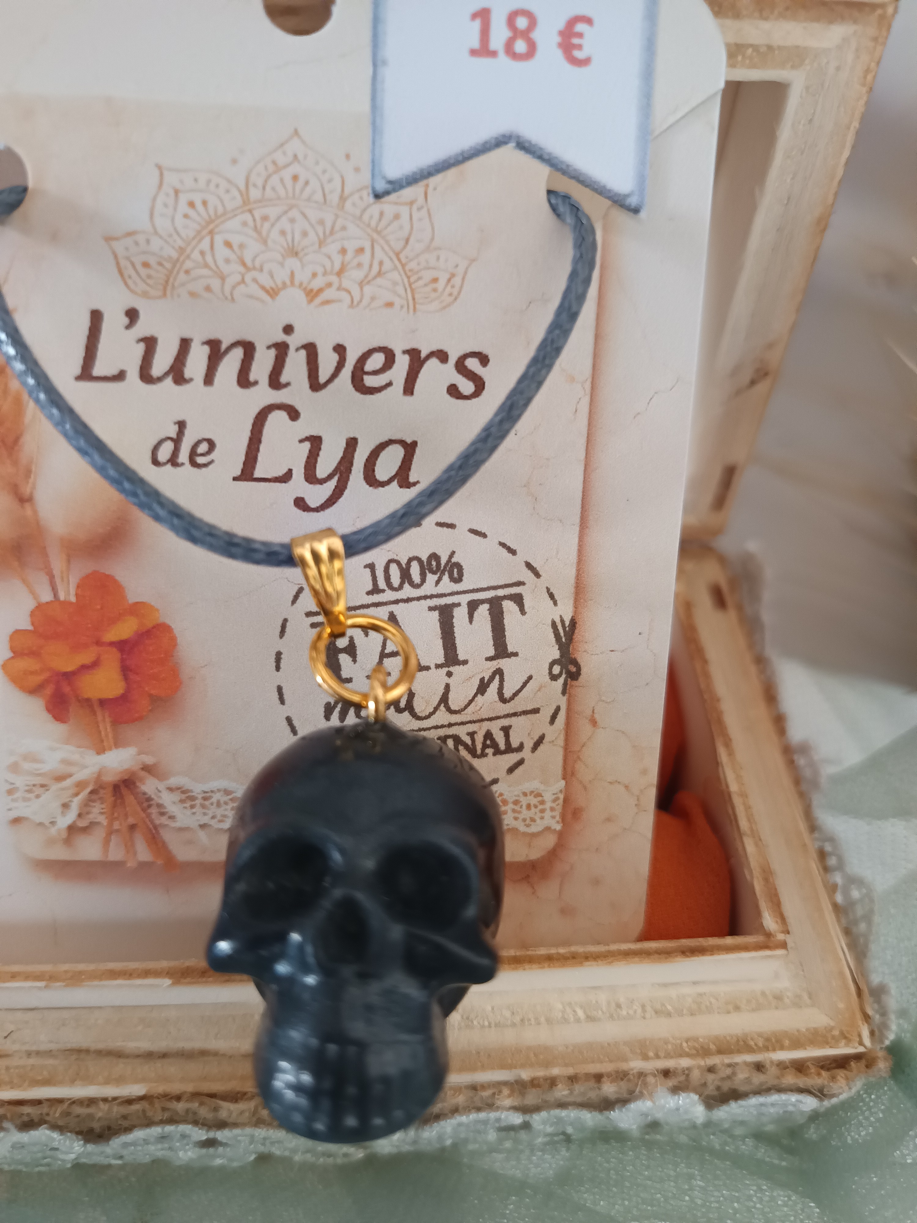 Collier crâne noir pailleté artisanal – Bijou gothique bohème fait main