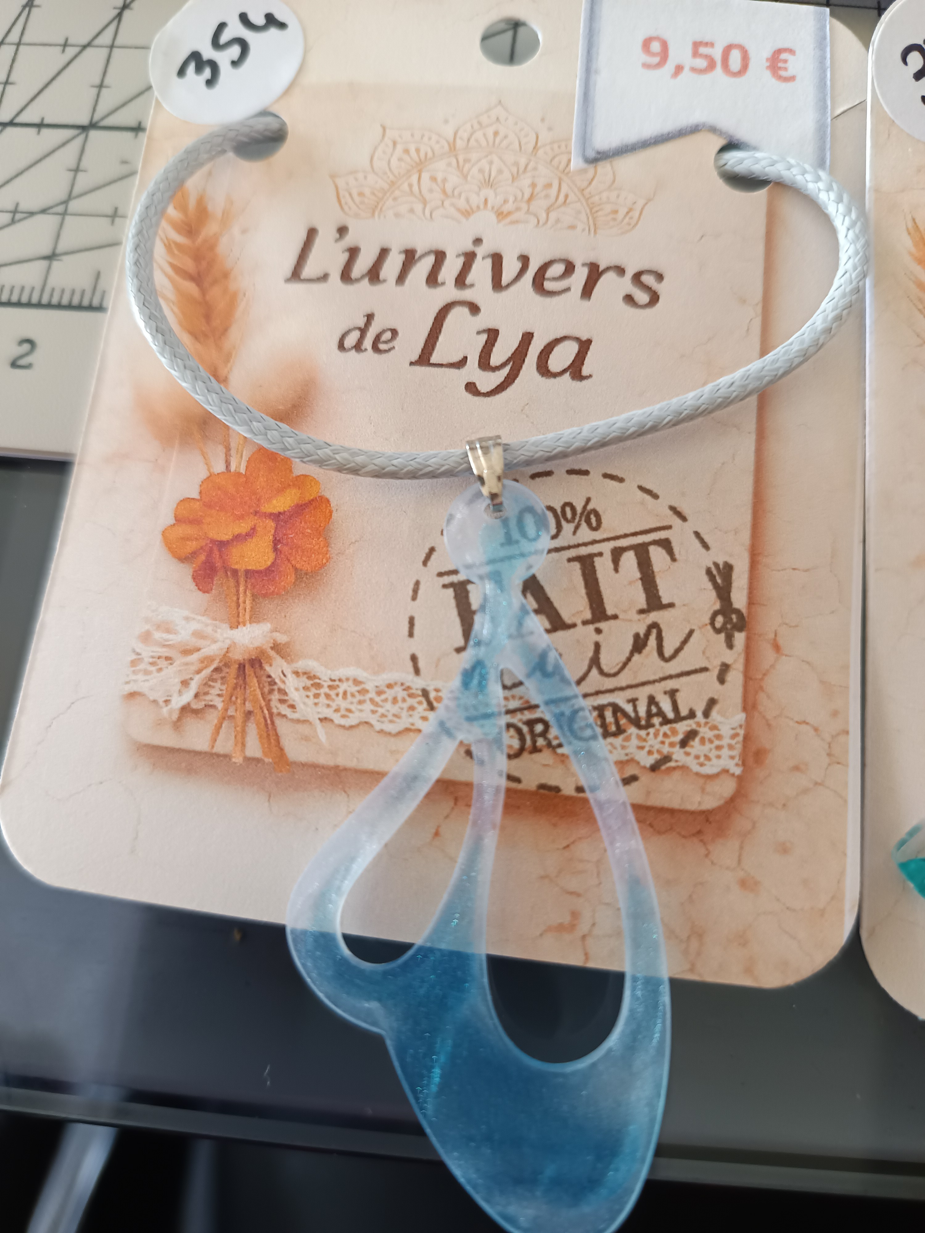 Collier résine bleu abstrait fait main – Bijou artistique moderne – Création originale L’univers de Lya