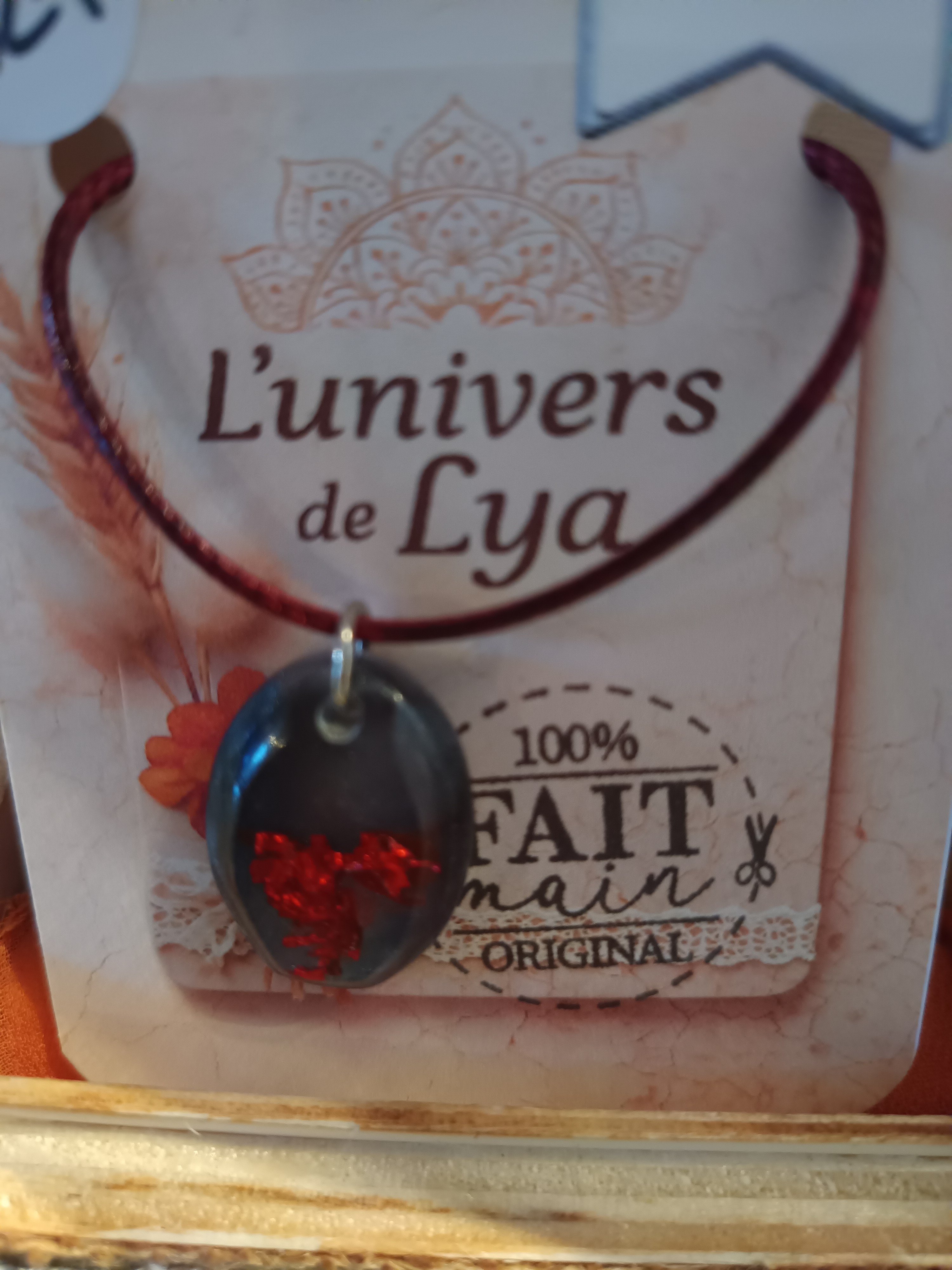 Collier artisanal en résine avec inclusion feuilles d'or rouge – Pendentif ovale bohème fait main
