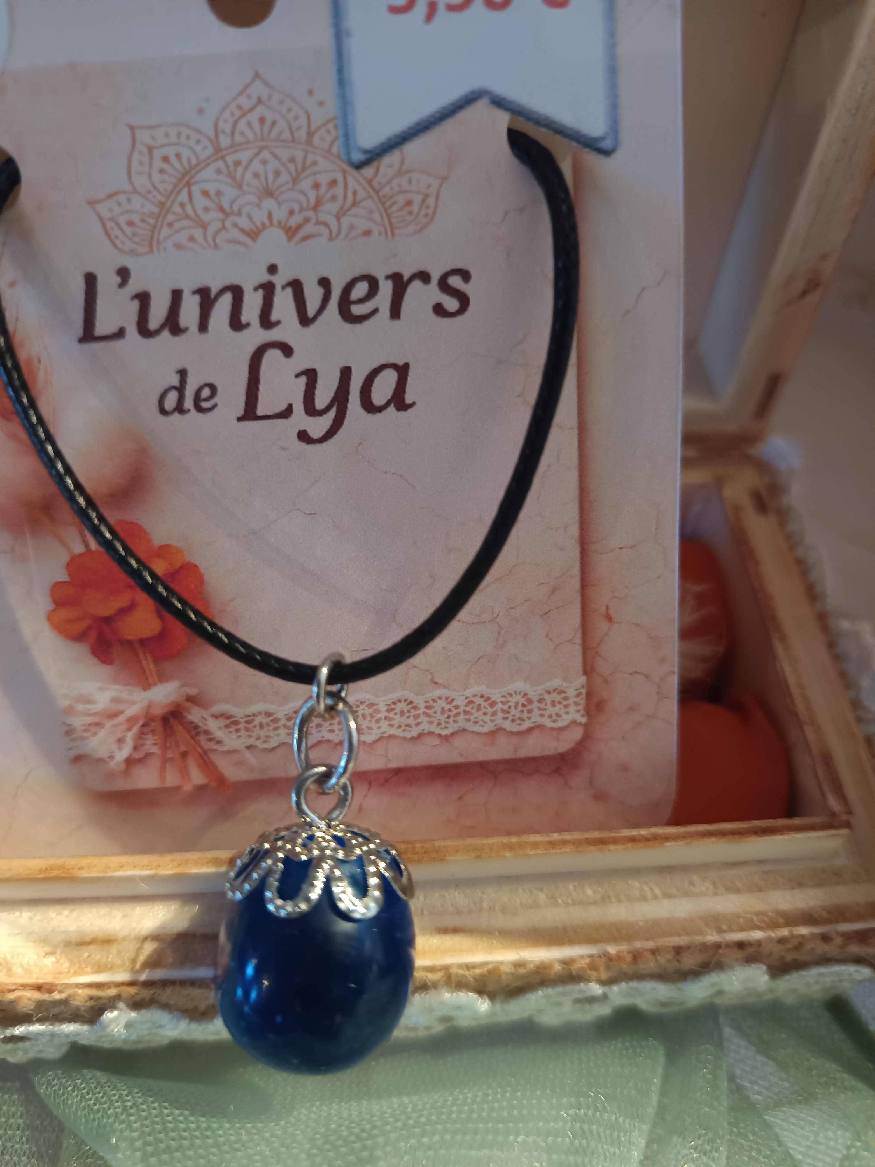 Collier artisanal globe en résine bleu profond – Bijou bohème poétique fait main