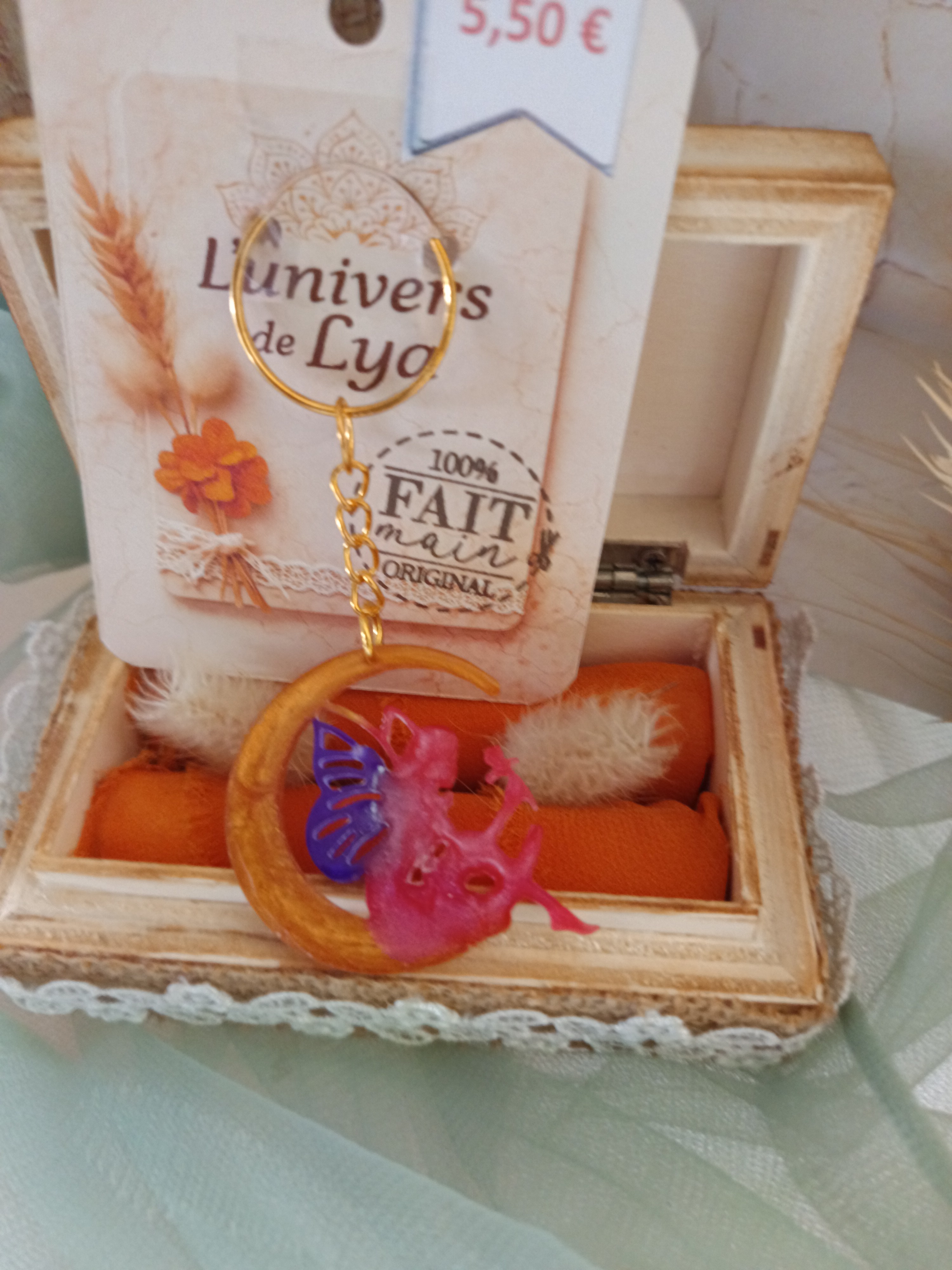 Porte-clés fée sur lune en résine pailletée – Accessoire féerique fait main