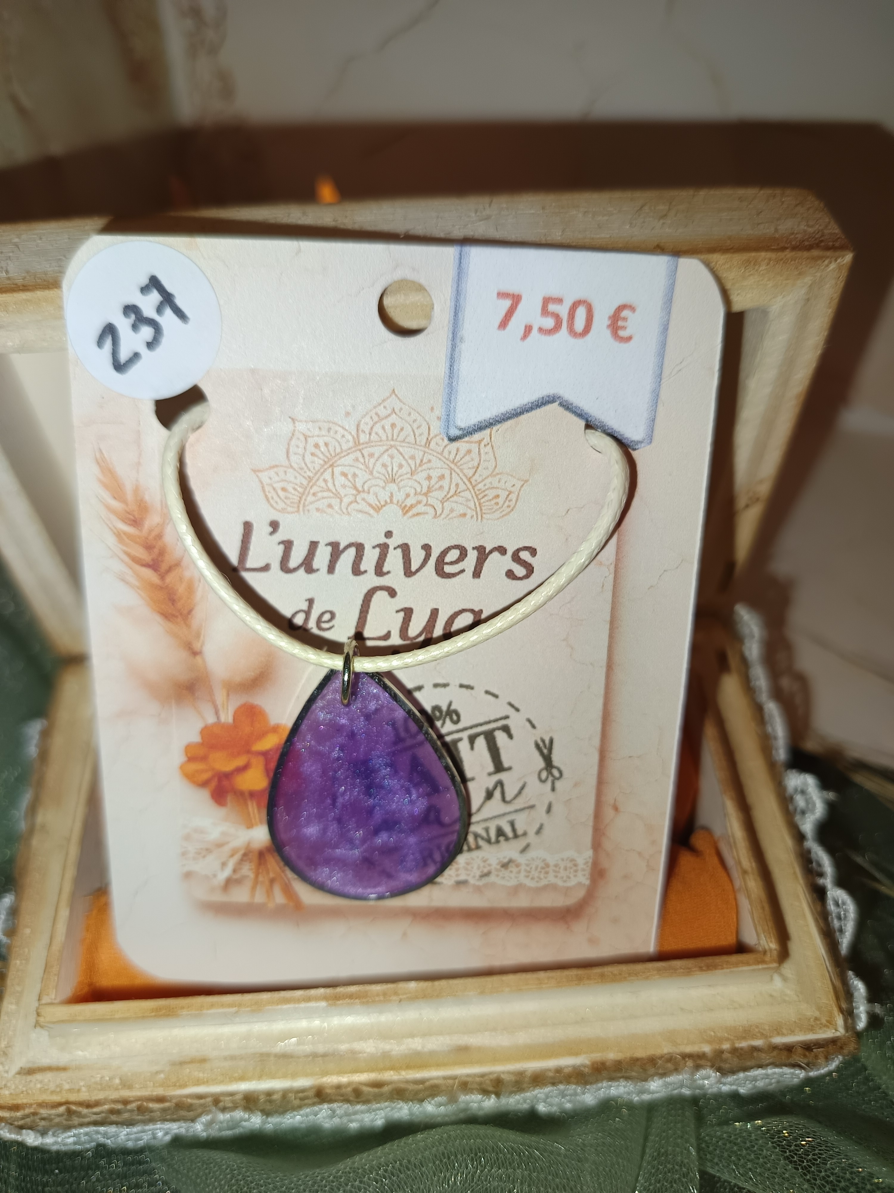 Collier goutte violette pailletée en résine – Bijou fait main féminin et lumineux