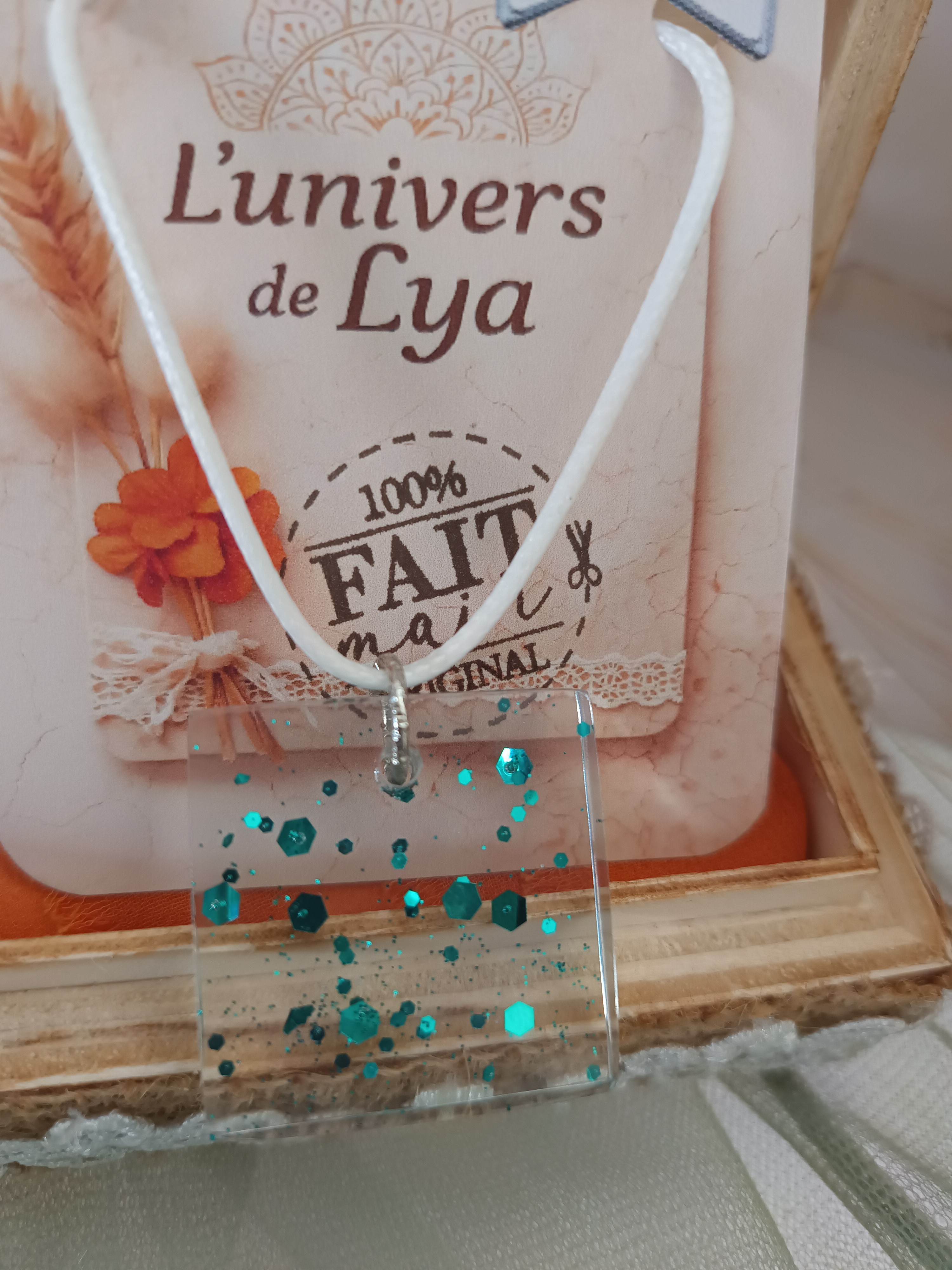 Collier carré paillettes vertes fait main – Bijou artisanal moderne – L’univers de Lya