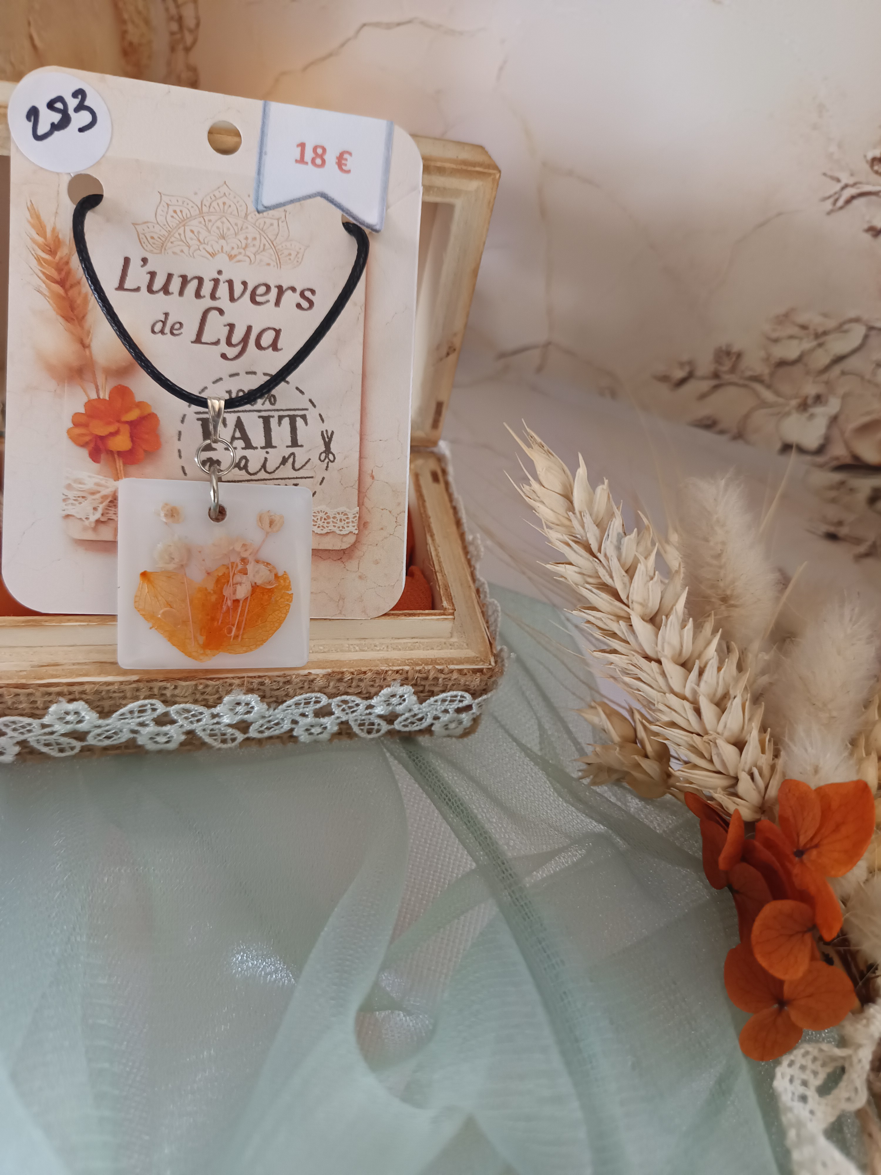 Collier artisanal en résine blanche avec fleurs orangées – Pendentif carré bohème