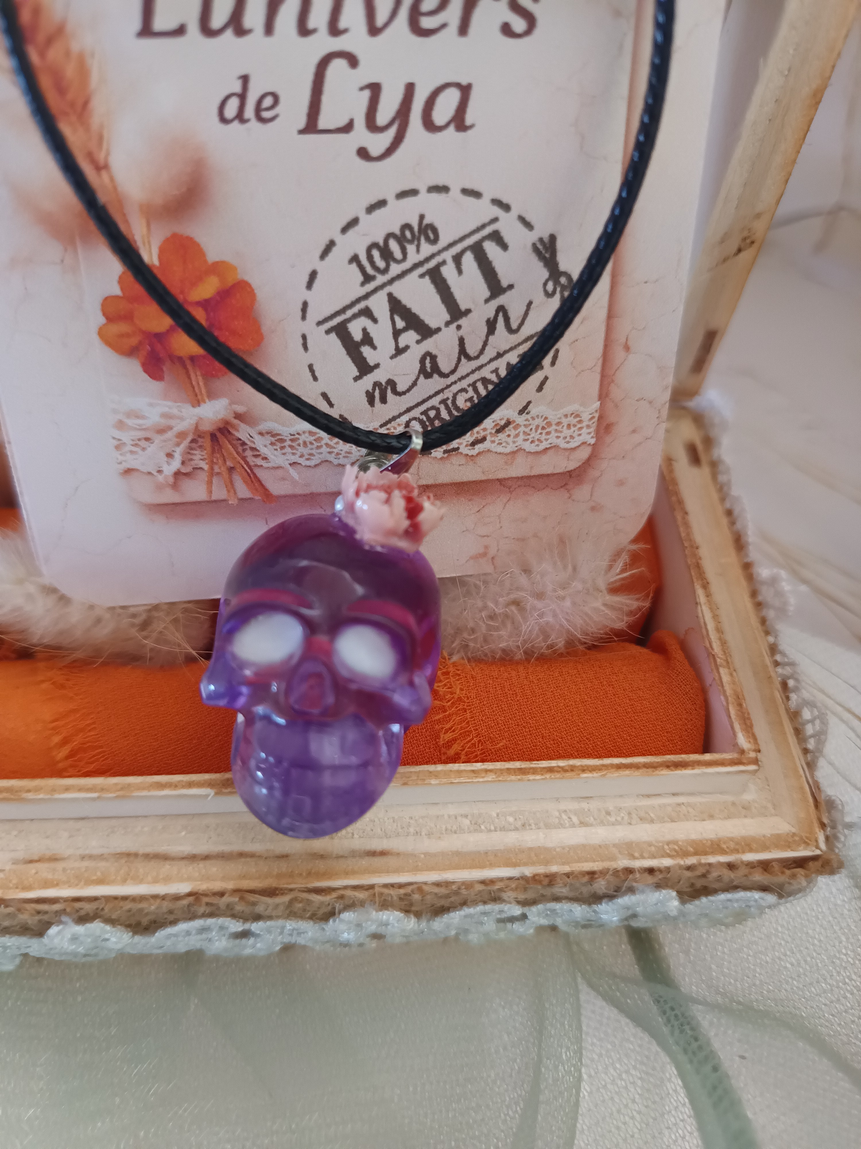 Collier crâne violet avec fleur – Bijou bohème gothique fait main