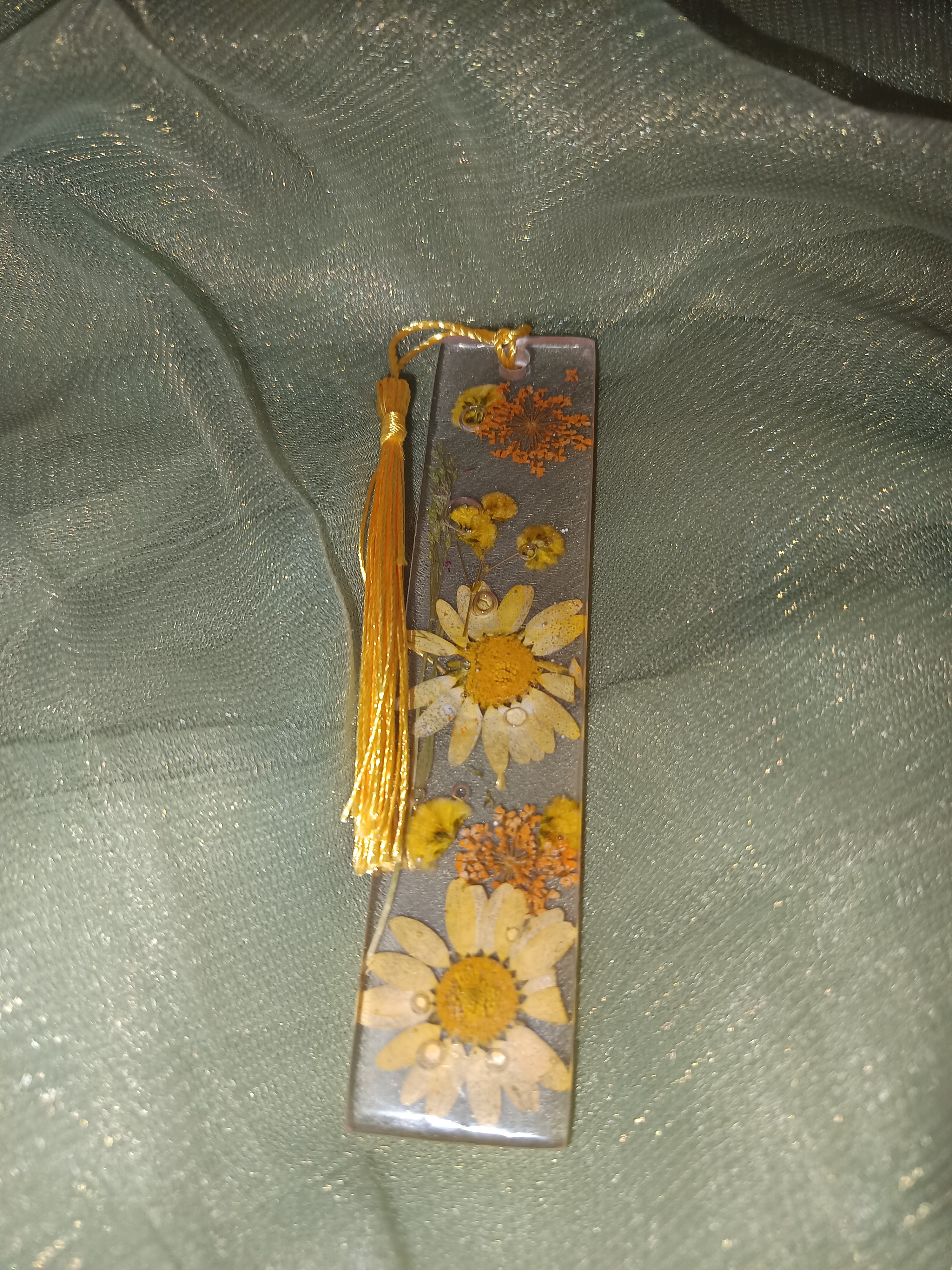 Marque-page artisanal en résine avec fleurs séchées jaunes et pompon doré