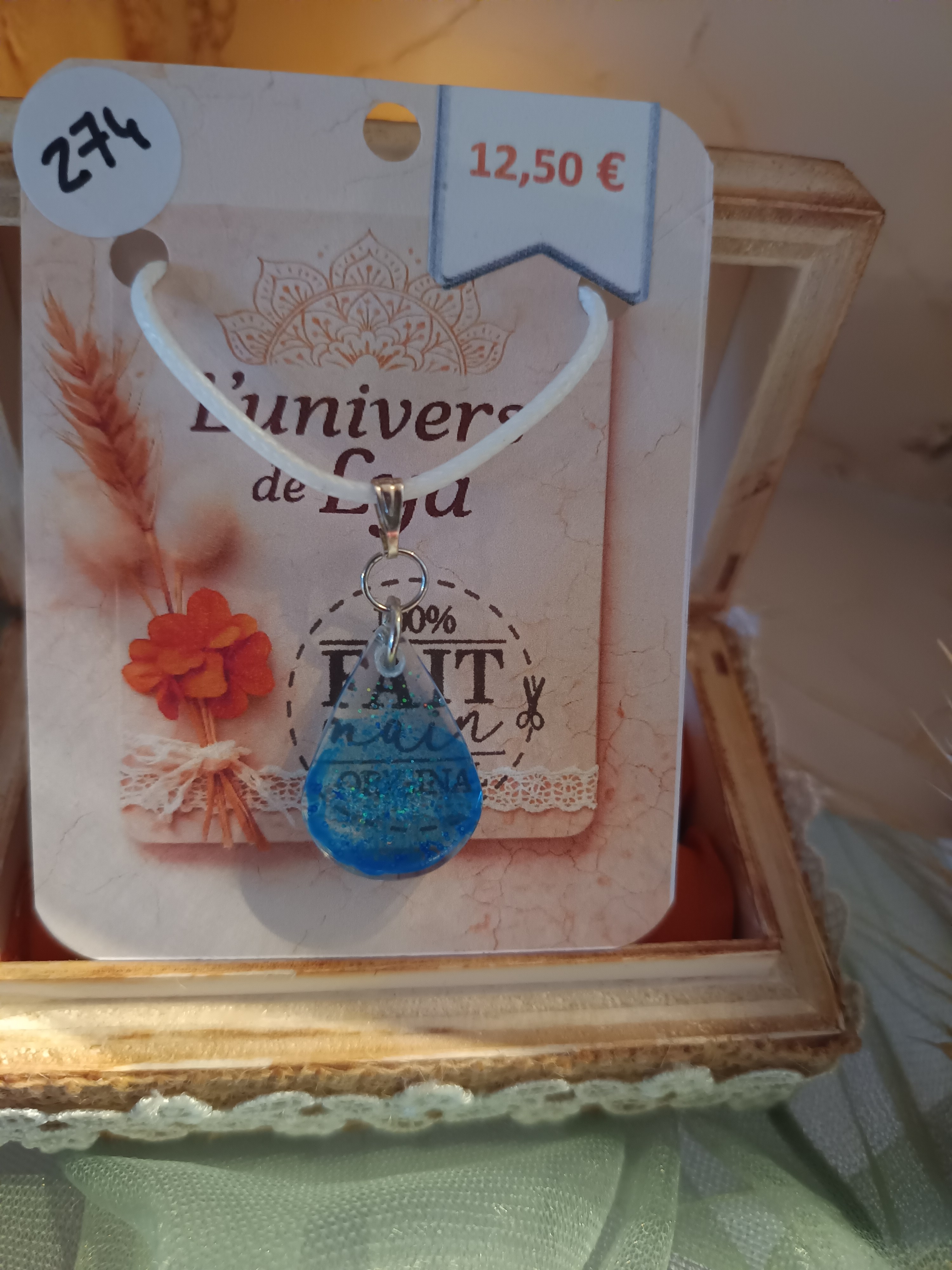 Collier goutte bleu marbré fait main – Bijou artisanal en résine – L’univers de Lya