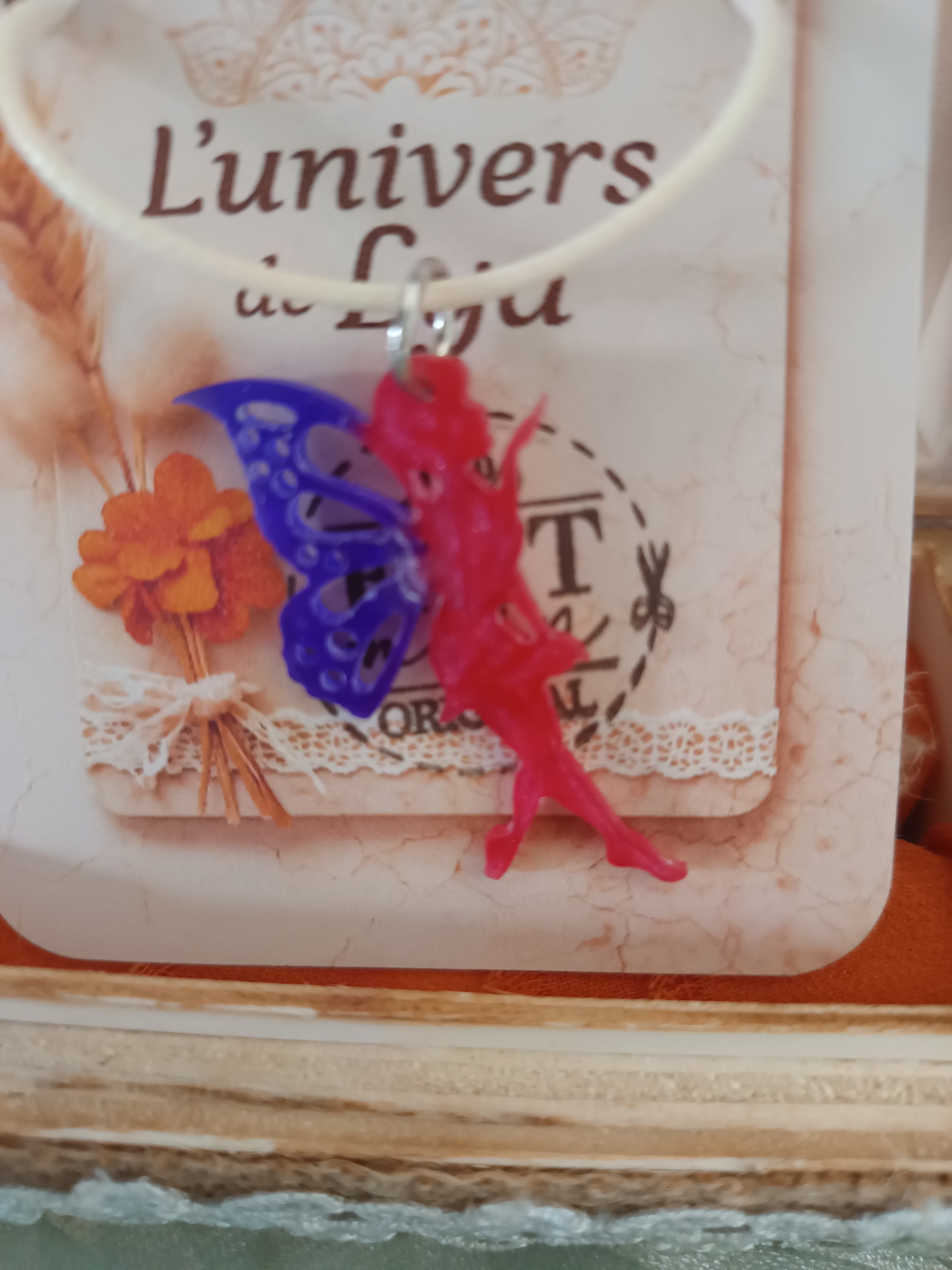 Collier fée en résine rouge pailletée – Bijou féerique fait main et poétique