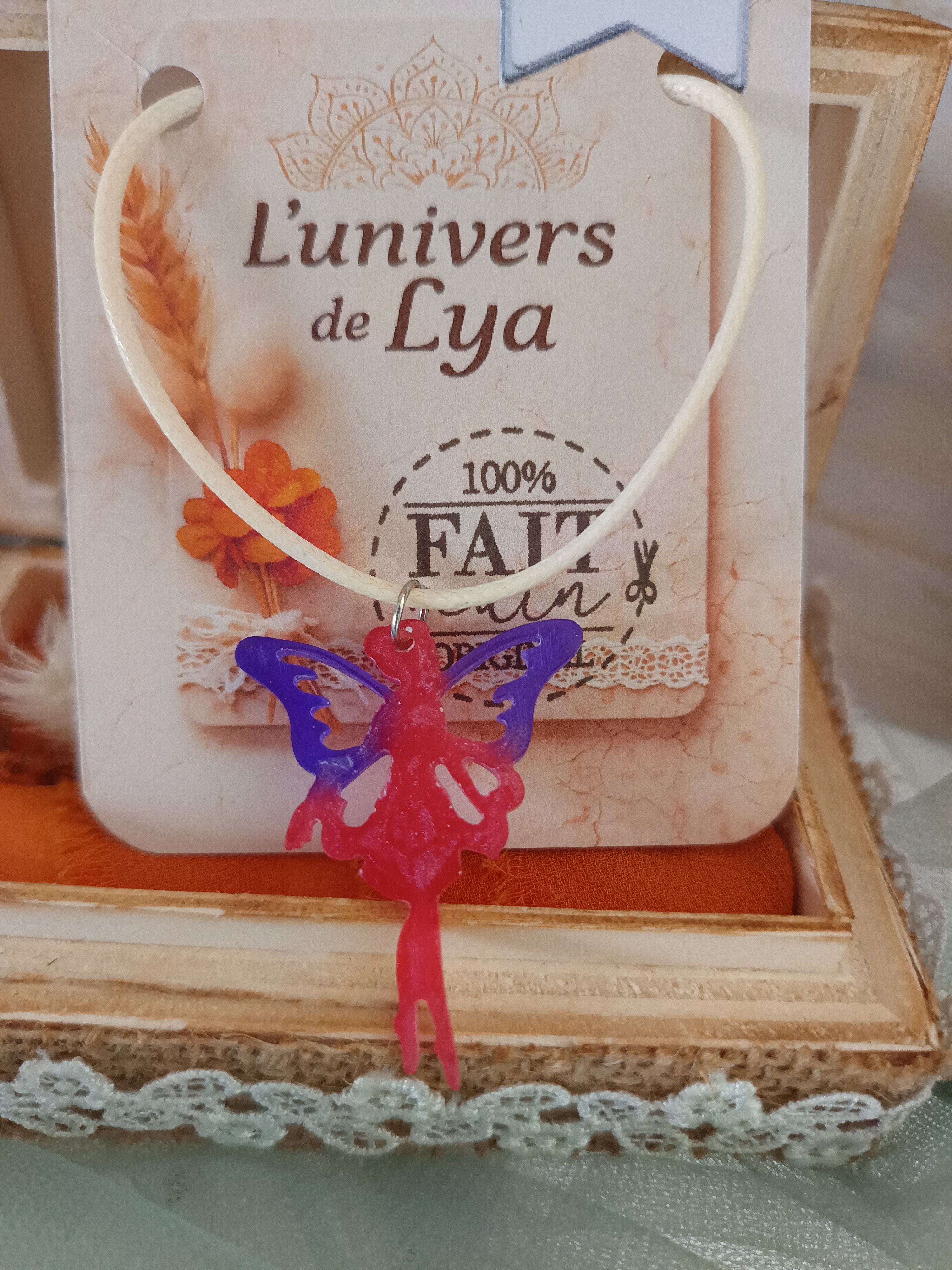 Collier fée en résine rouge et bleue – Bijou féerique fait main, original et magique