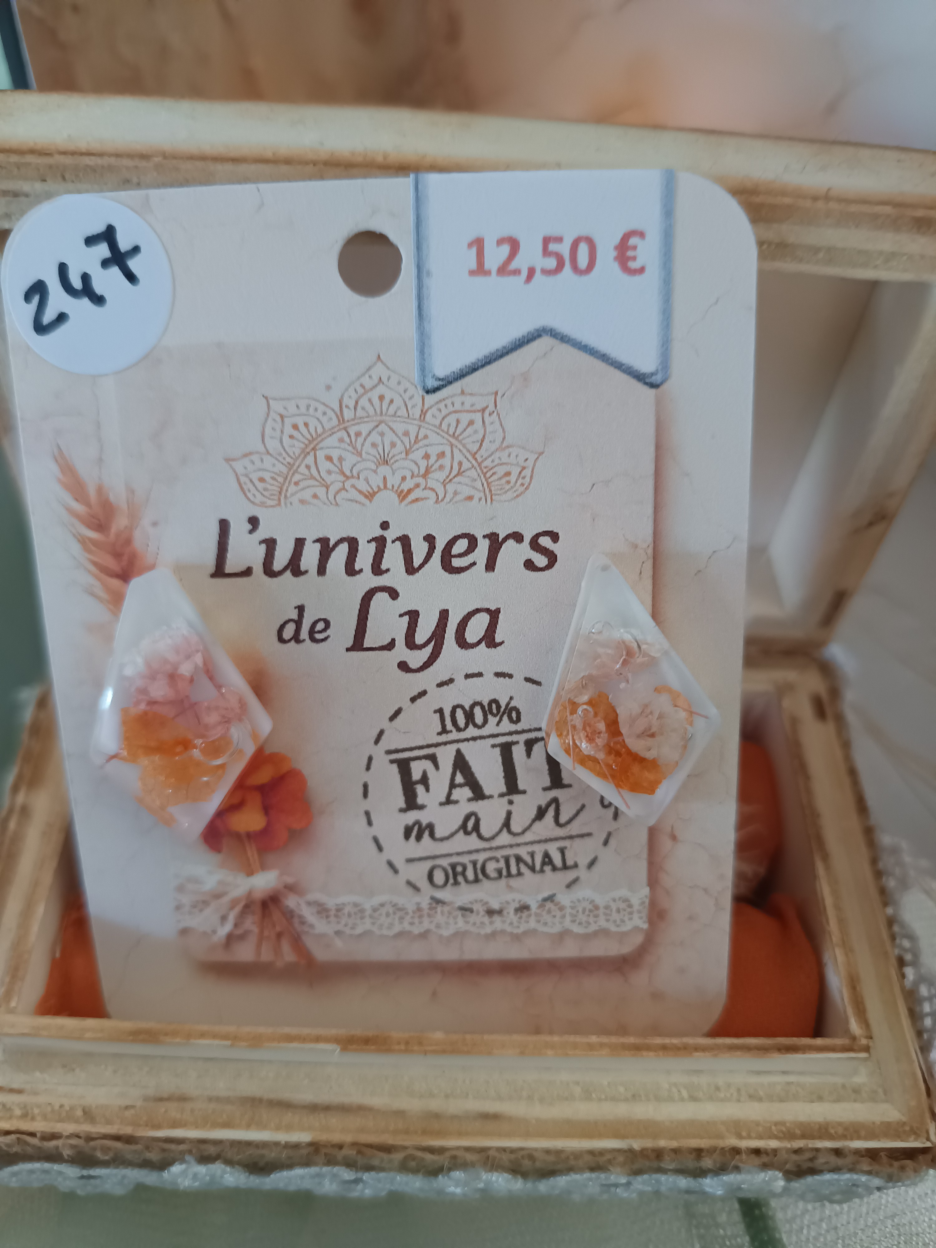 Boucles d’oreilles orange et blanc en résine – Bijoux faits main