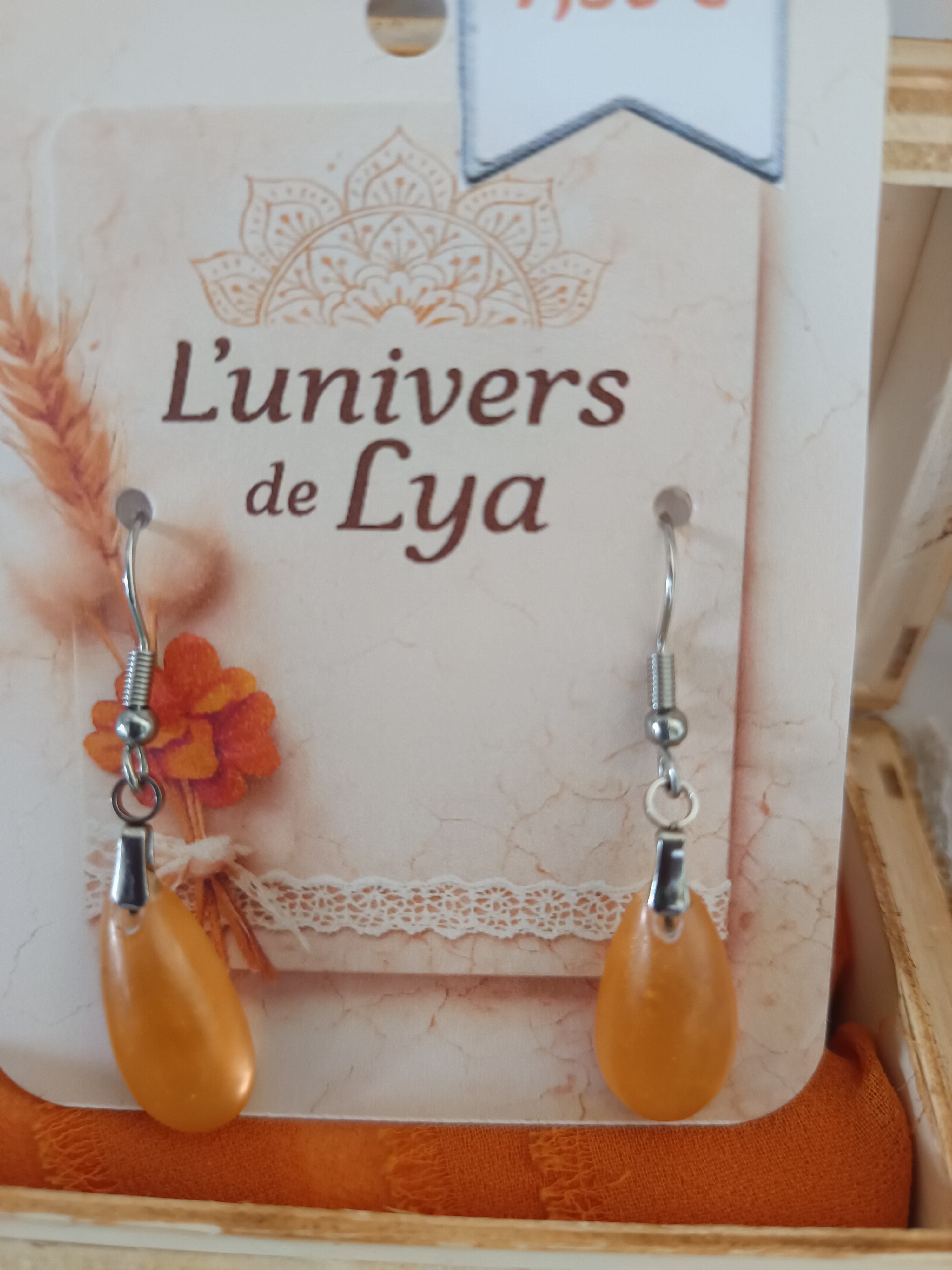 Boucles d’oreilles goutte orange fait main – Bijoux artisanaux lumineux femme – L’univers de Lya