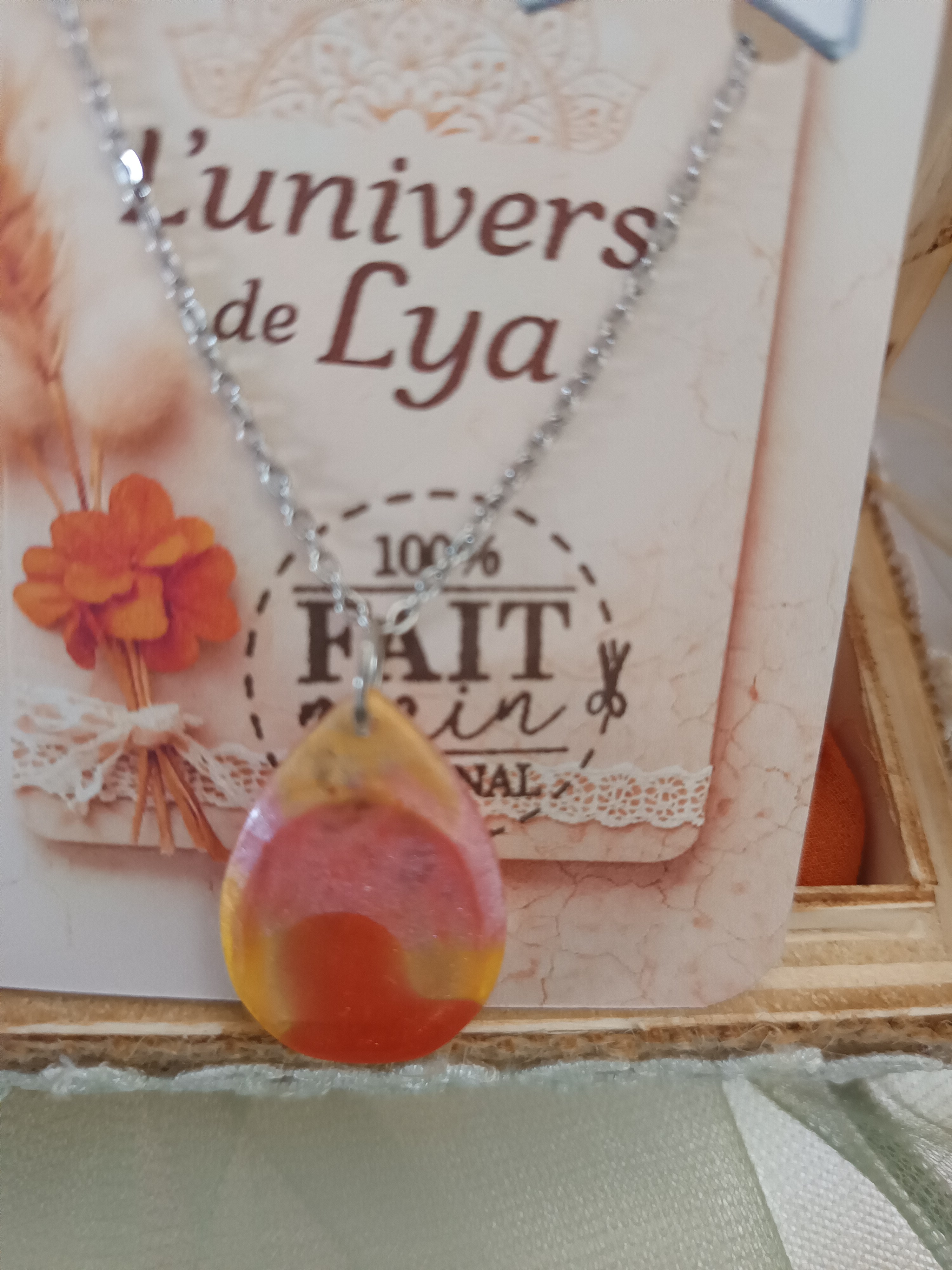 Collier goutte nacrée multicolore en résine – Bijou lumineux fait main | L’Univers de Lya