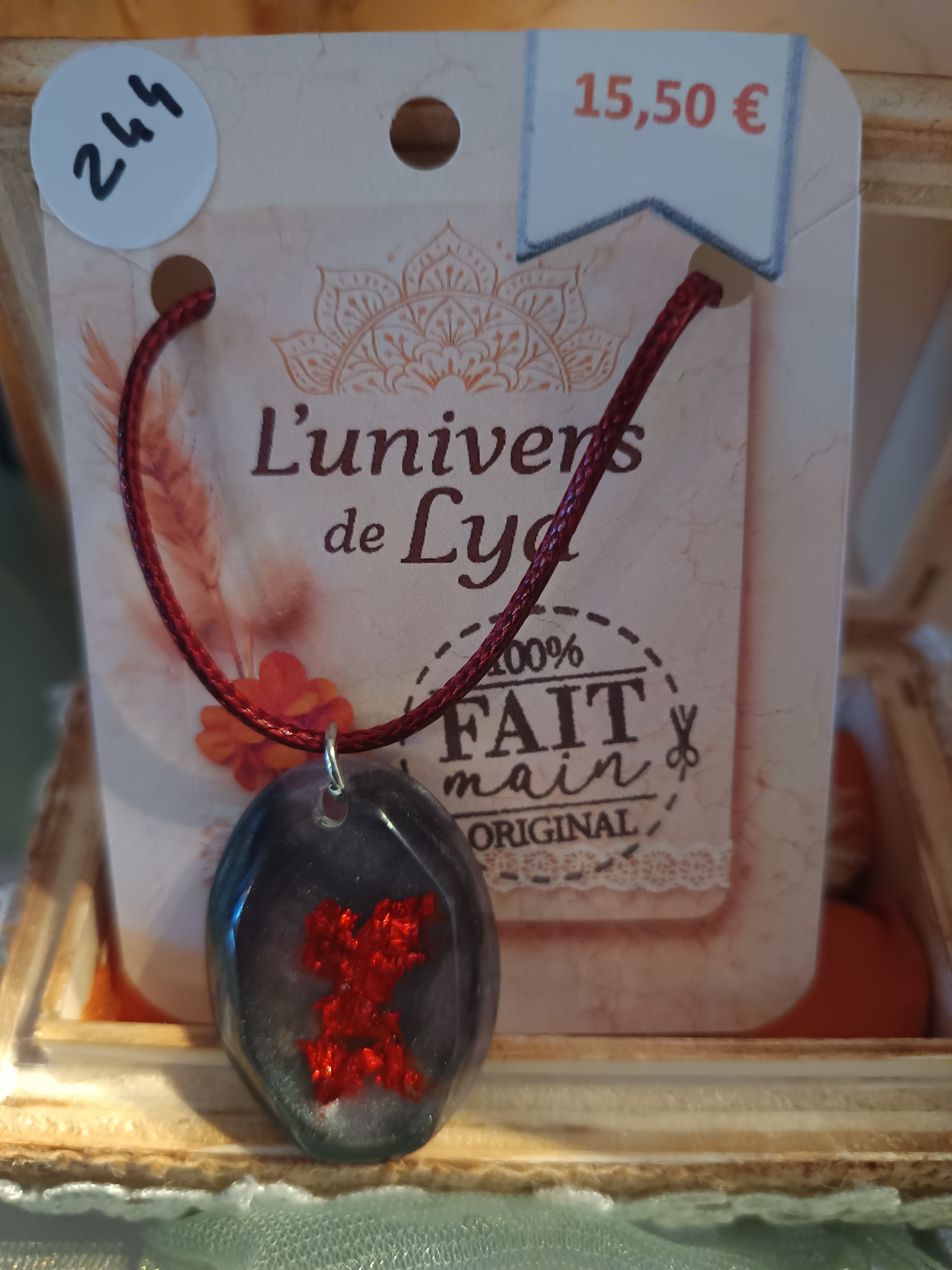 Collier artisanal en résine grise avec inclusions de feuilles d'or rouges– Pendentif ovale bohème fait main