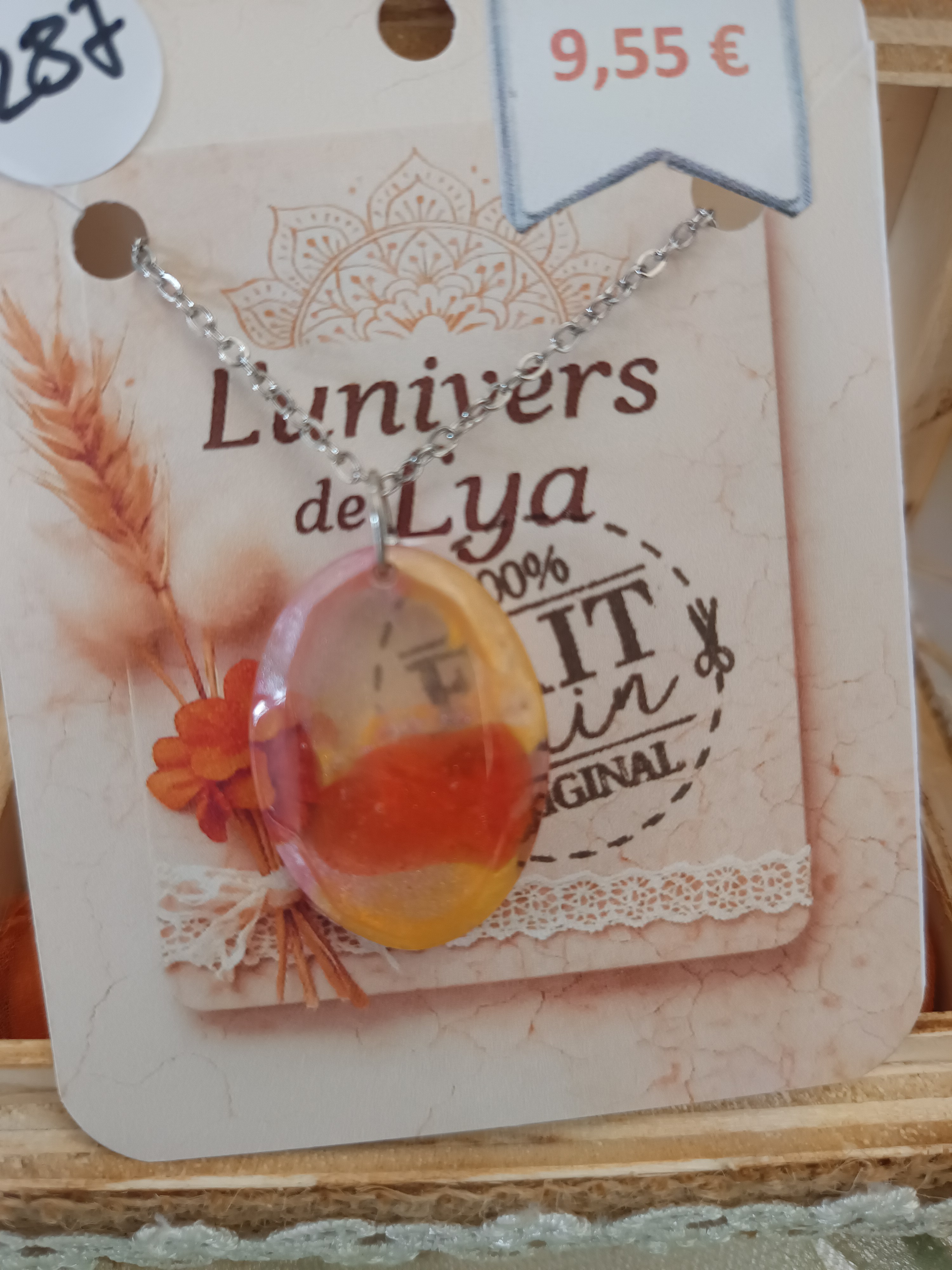 Collier ovale nacré orange et jaune en résine – Bijou artisanal lumineux | L’Univers de Lya
