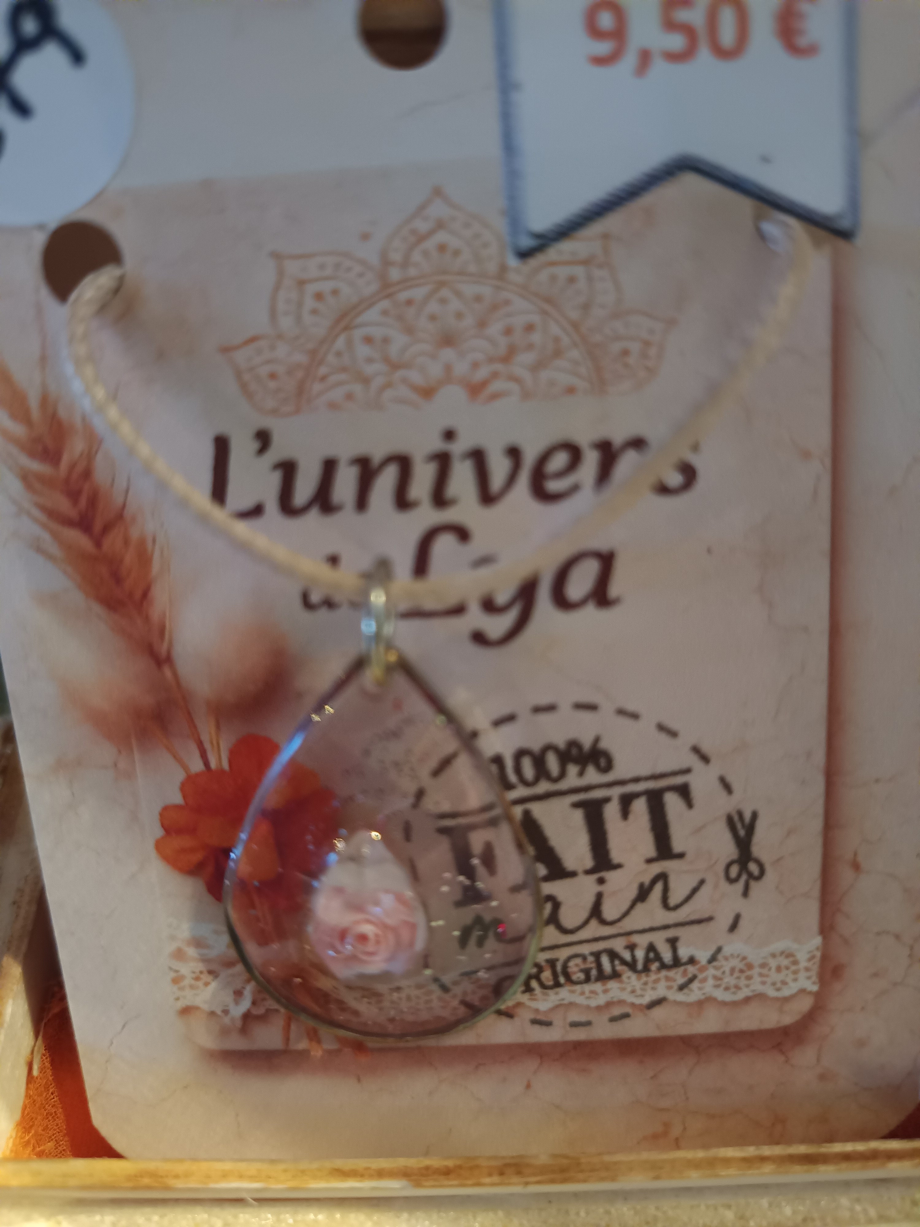 Collier goutte fleur rose fait main – Bijou artisanal romantique en résine – L’univers de Lya