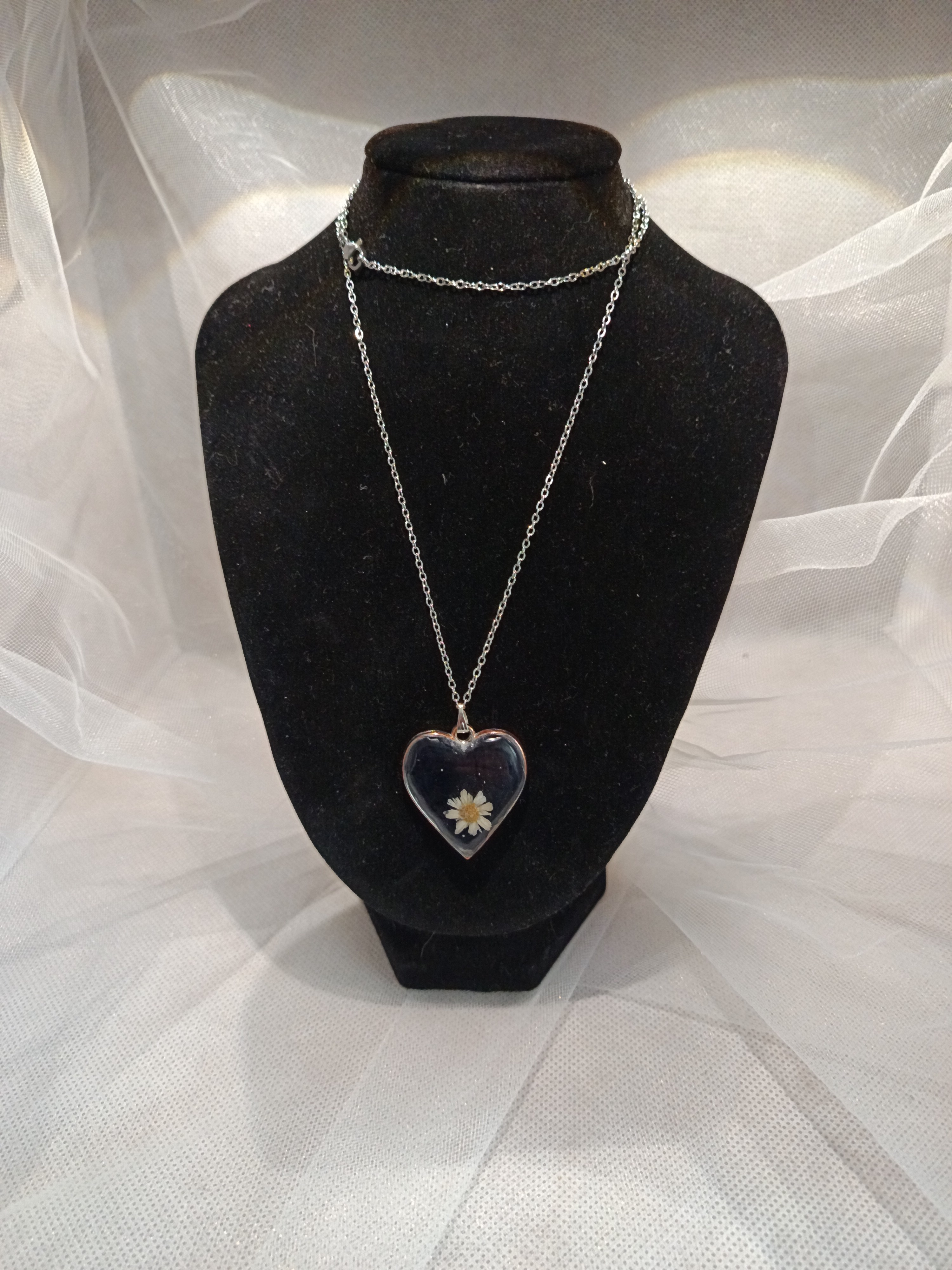 Collier pendentif cœur fleuri – Bijou romantique avec fleur naturelle sur chaîne argentée