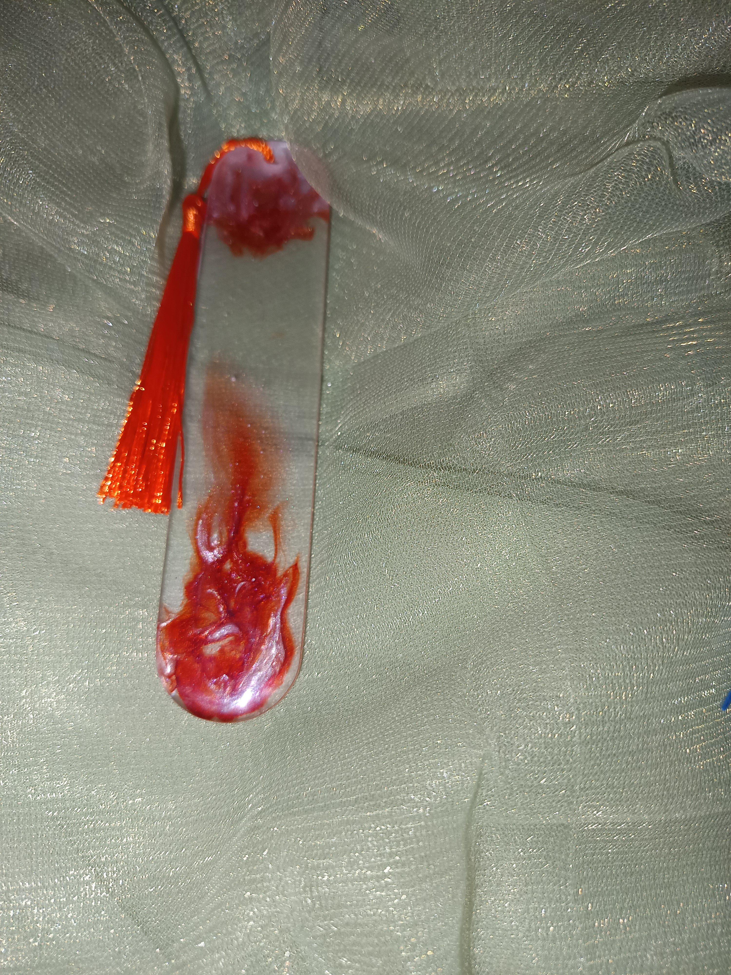 Marque-page en résine effet marbré rouge – création artisanale unique