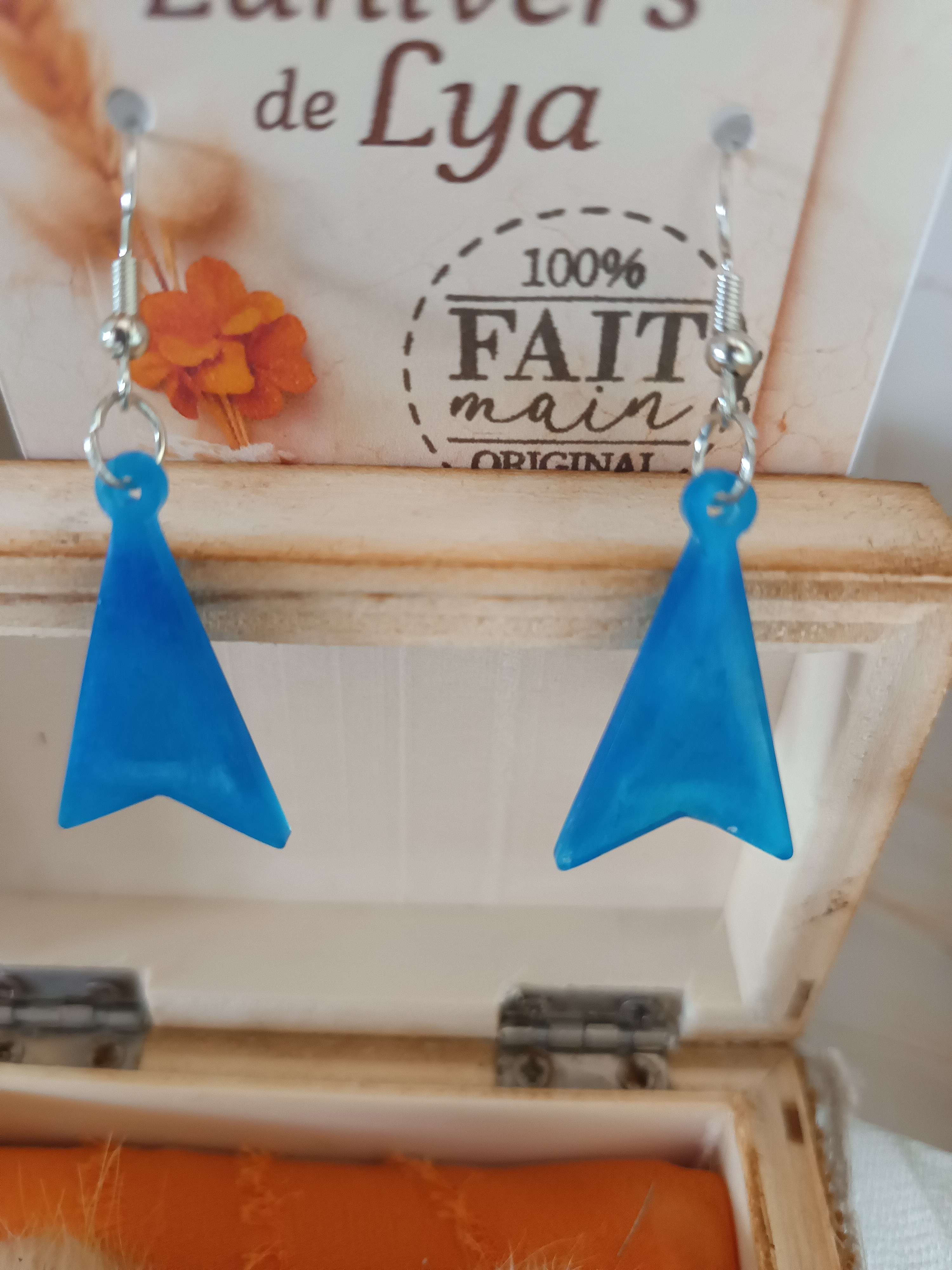 Boucles d’oreilles triangle bleu fait main – Bijoux géométriques modernes en résine – L’univers de Lya