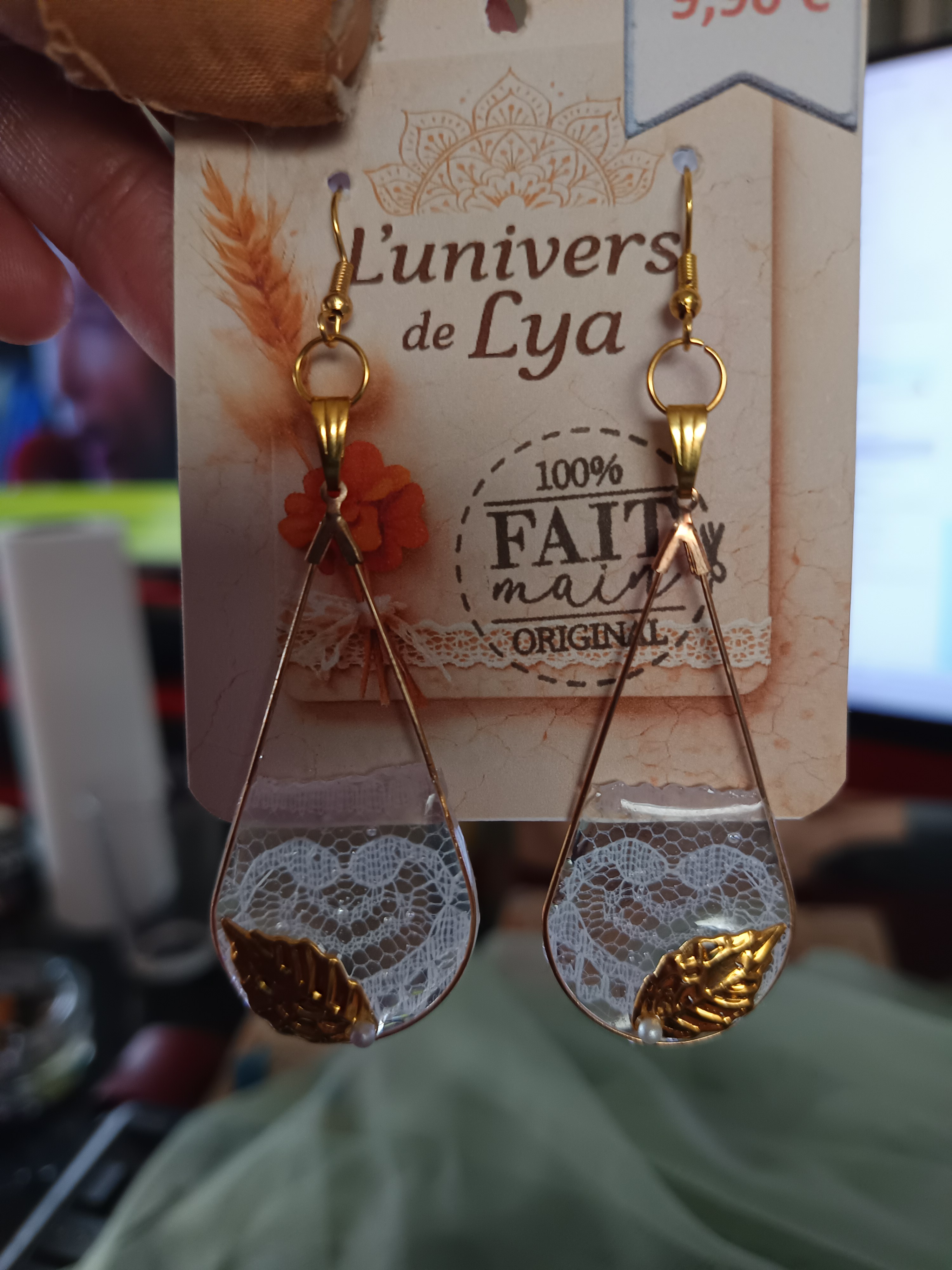 Boucles d’oreilles gouttes dentelle et feuille dorée – Bijou artisanal élégant