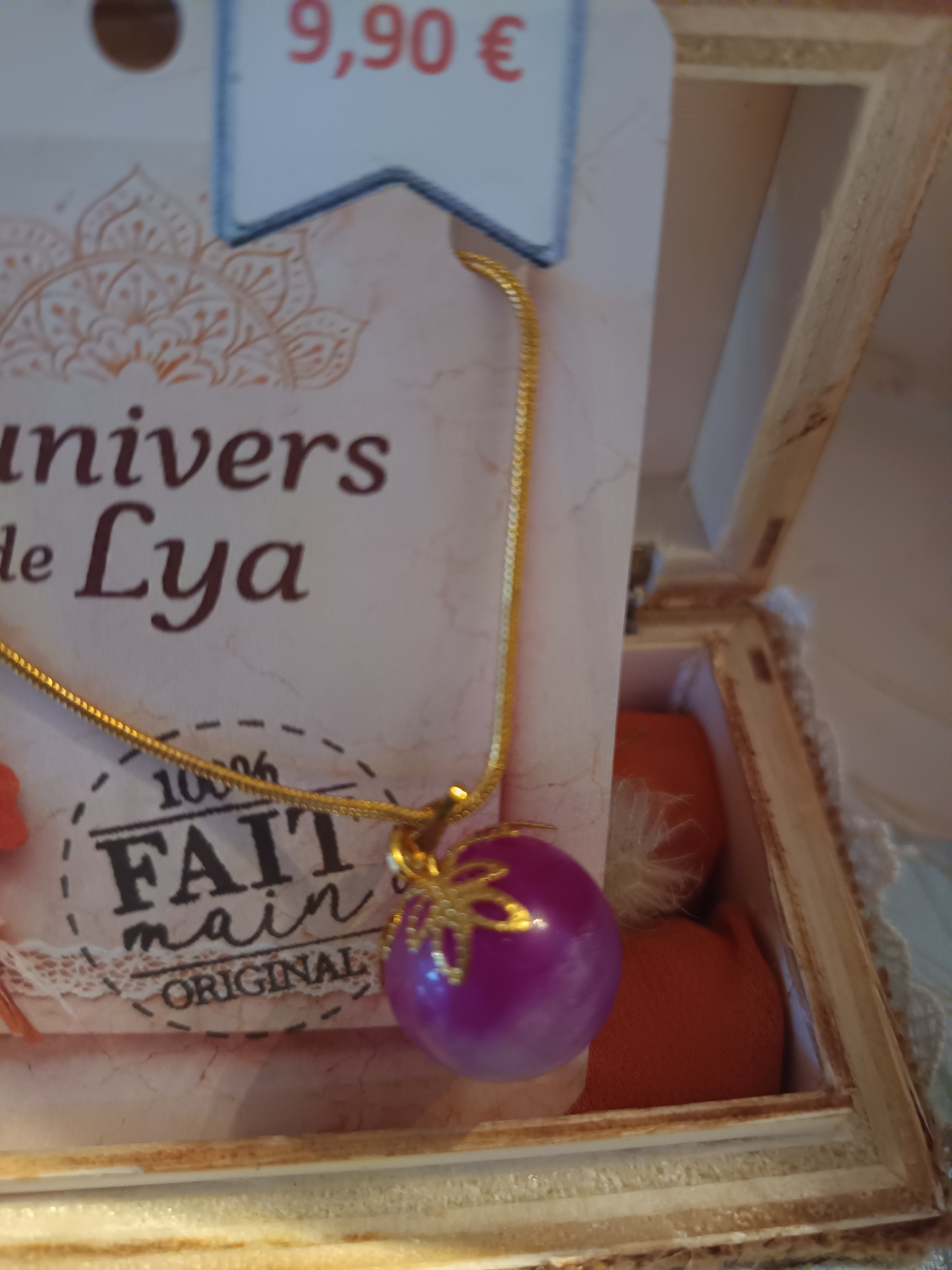 Collier artisanal globe violet avec coupelle dorée – Bijou bohème élégant fait main