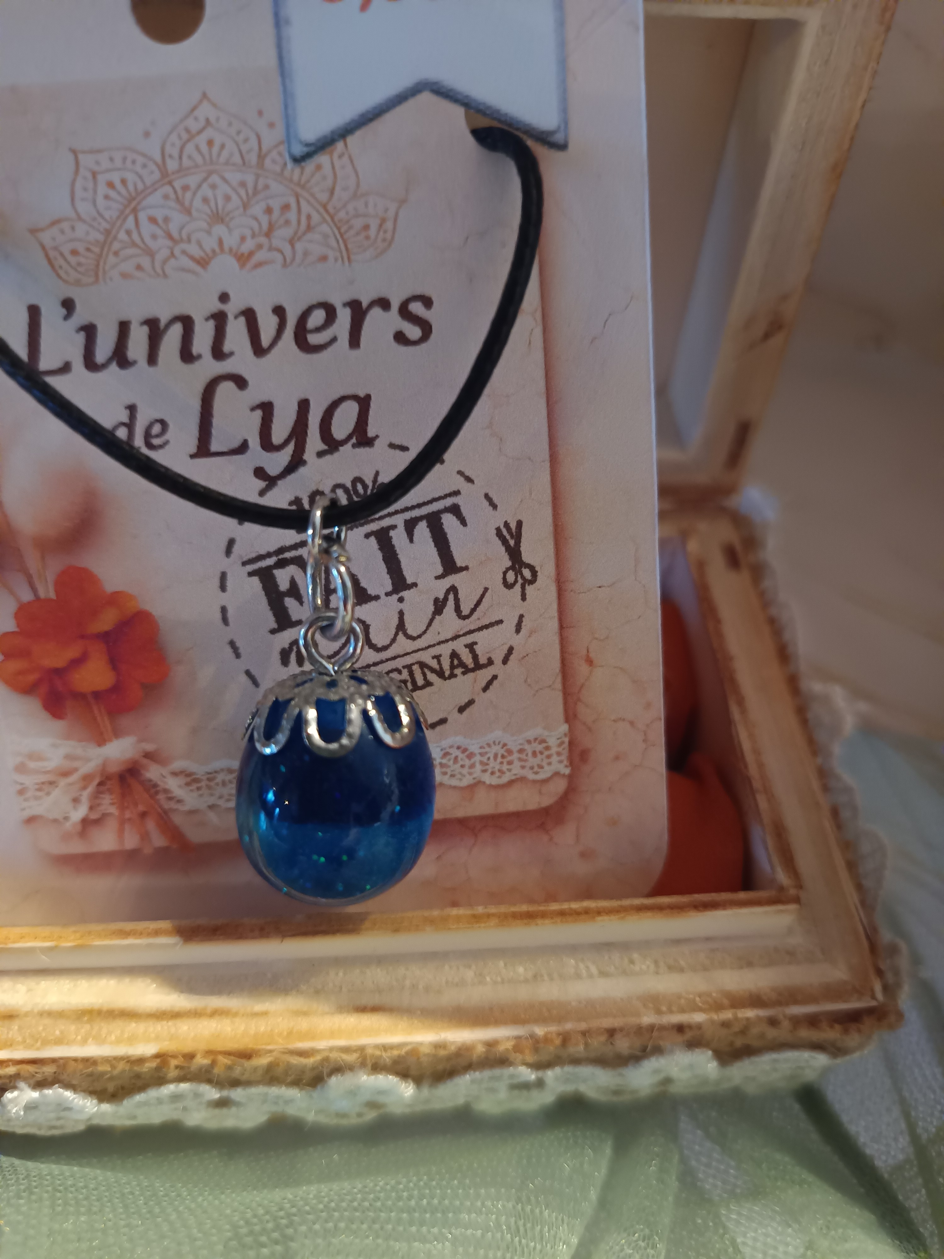 Collier artisanal globe en résine bleue avec coupelle argentée – Bijou bohème fait main