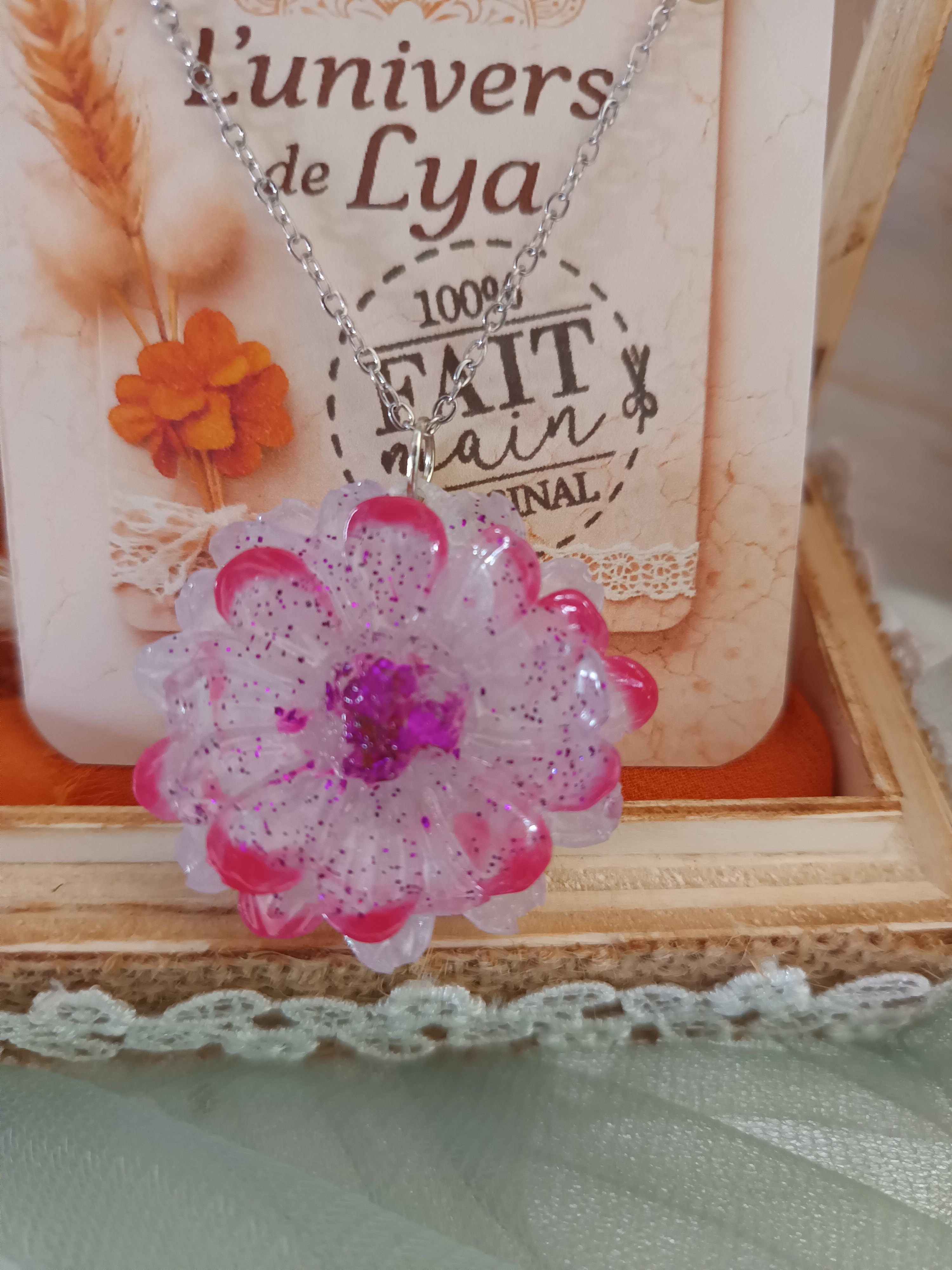 Collier fleur blanche en résine avec cœur rose pailleté – Bijou floral fait main