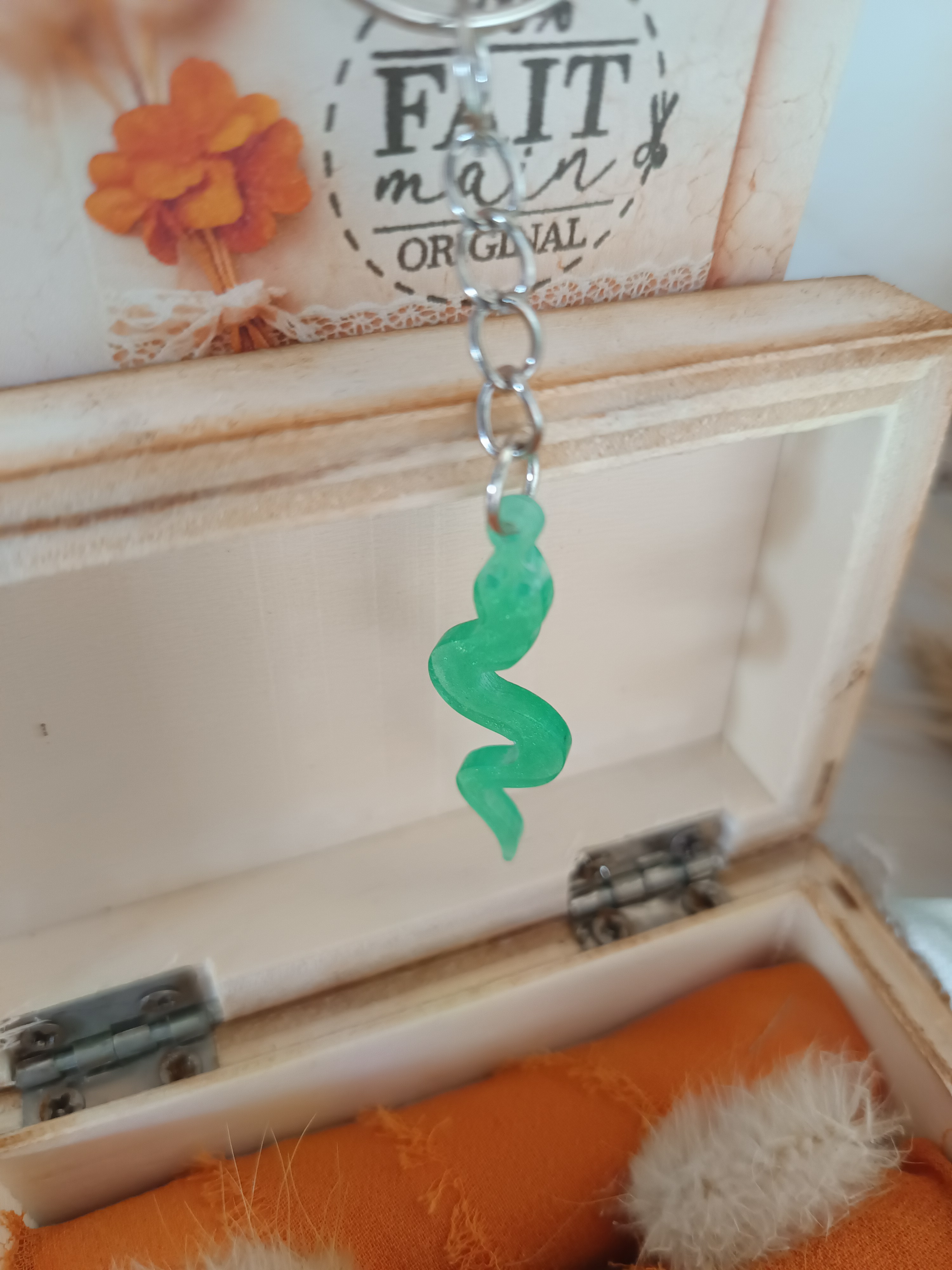 Porte-clés serpent vert fait main – Bijou artisanal symbolique et original
