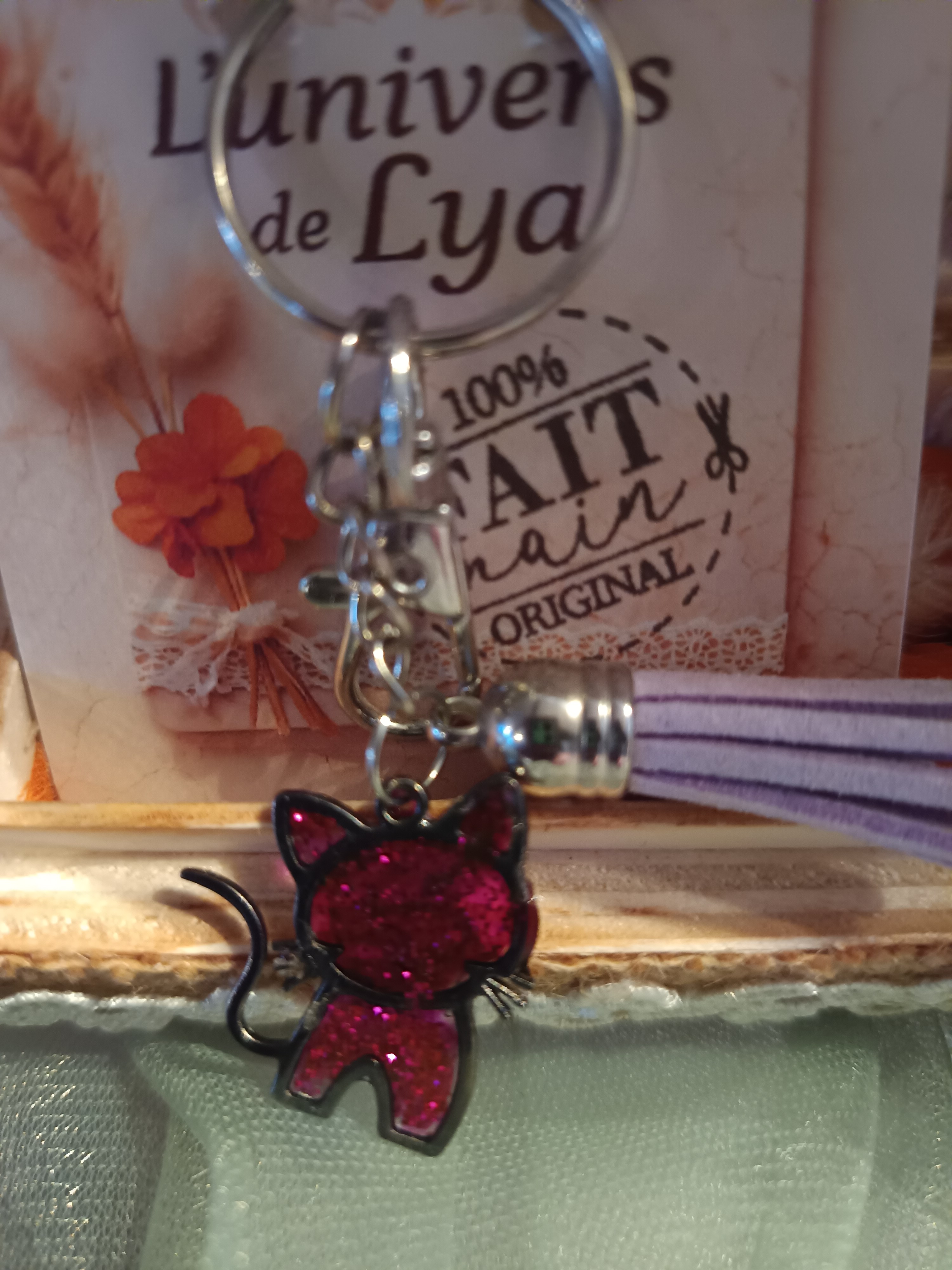 Porte-clés chat violet pailleté fait main – Création artisanale féérique