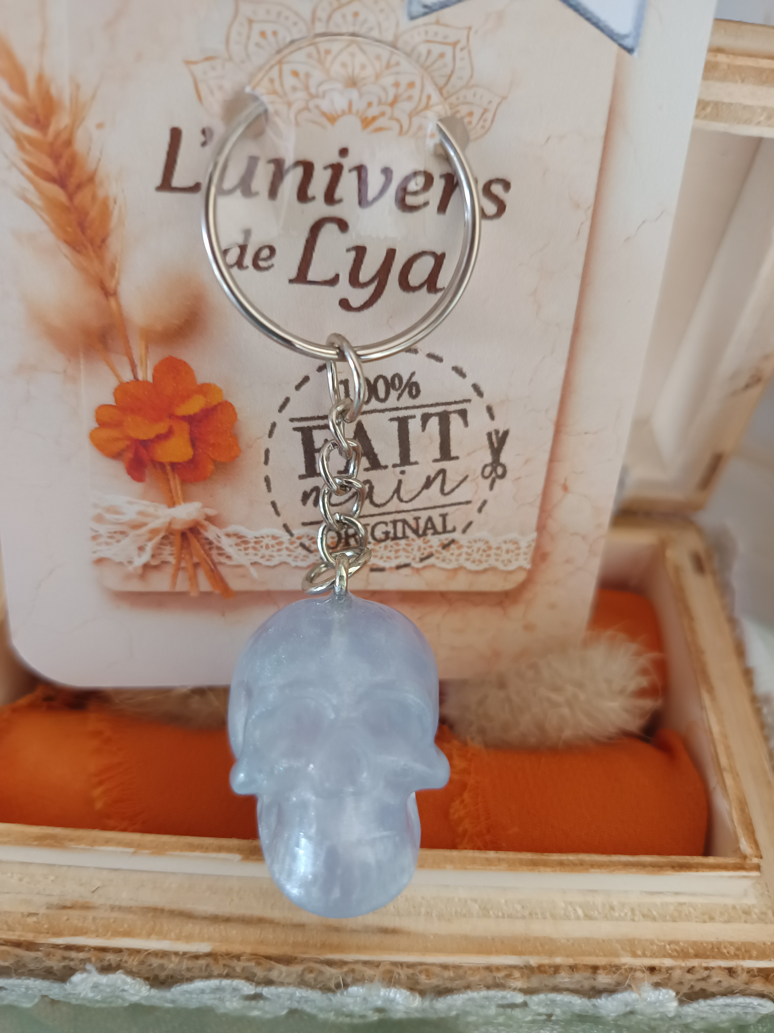 Porte-clés crâne blanc nacré en résine fait main – Accessoire original pailleté