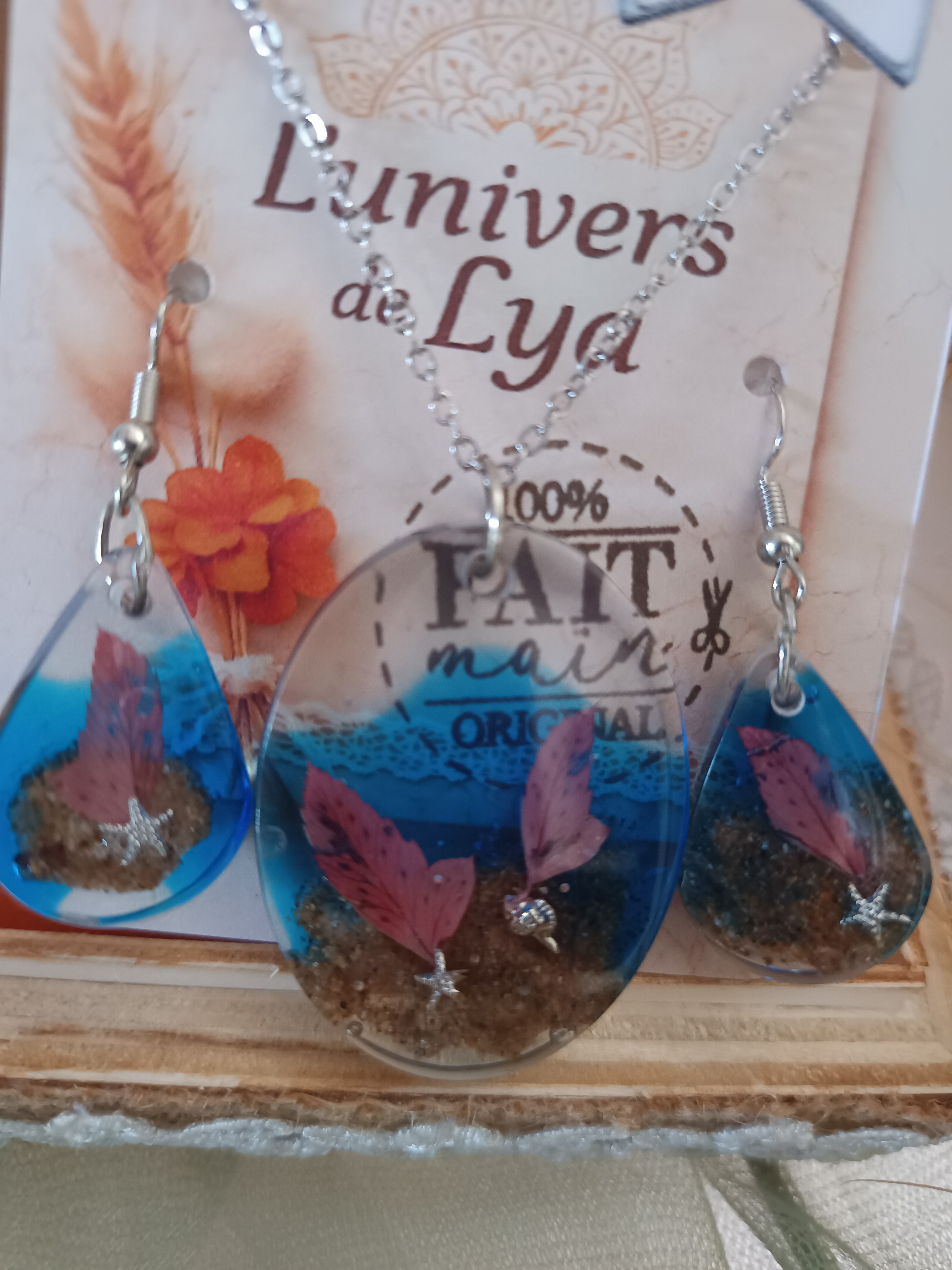 Parure collier et boucles en résine bleue avec sable et feuilles – Bijou inspiration mer fait main