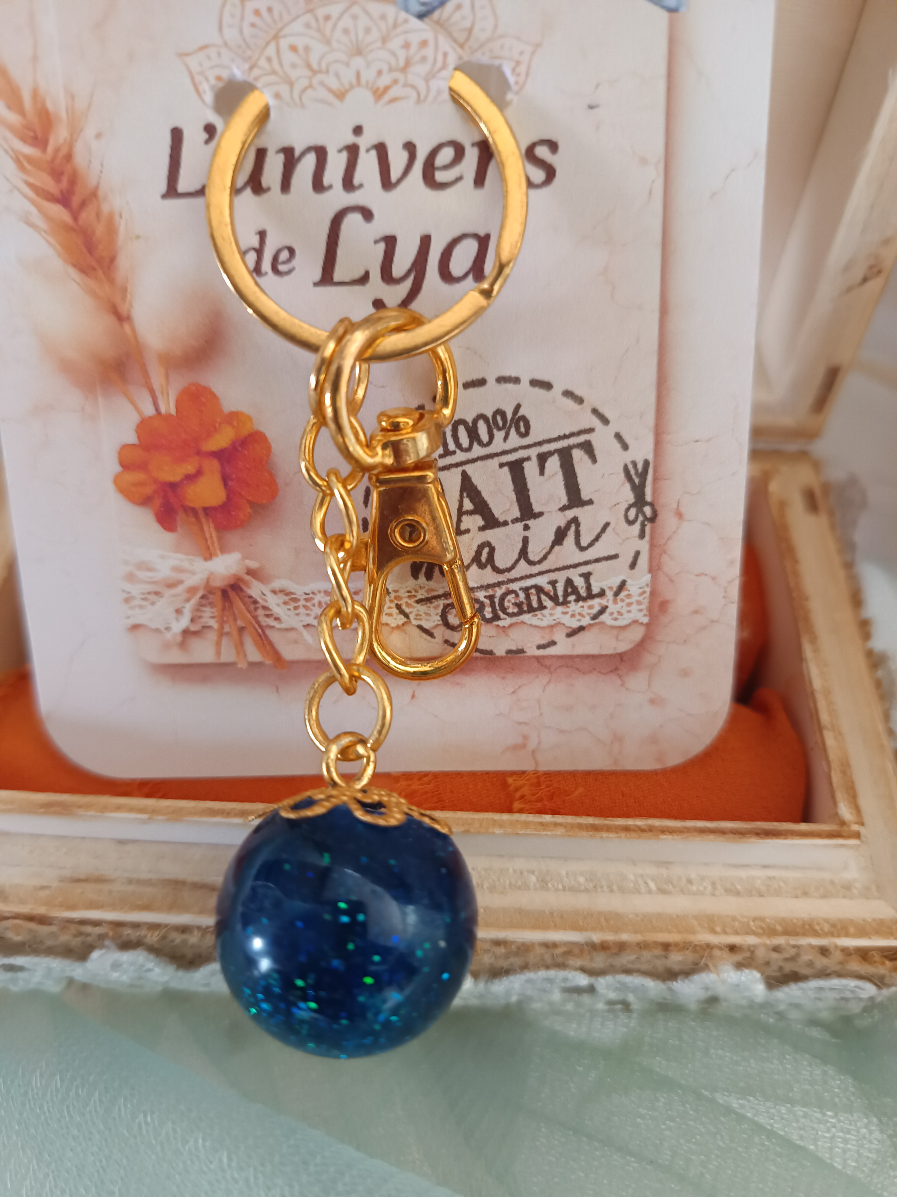 Porte-clés planète bleue en résine pailletée – Accessoire cosmique fait main
