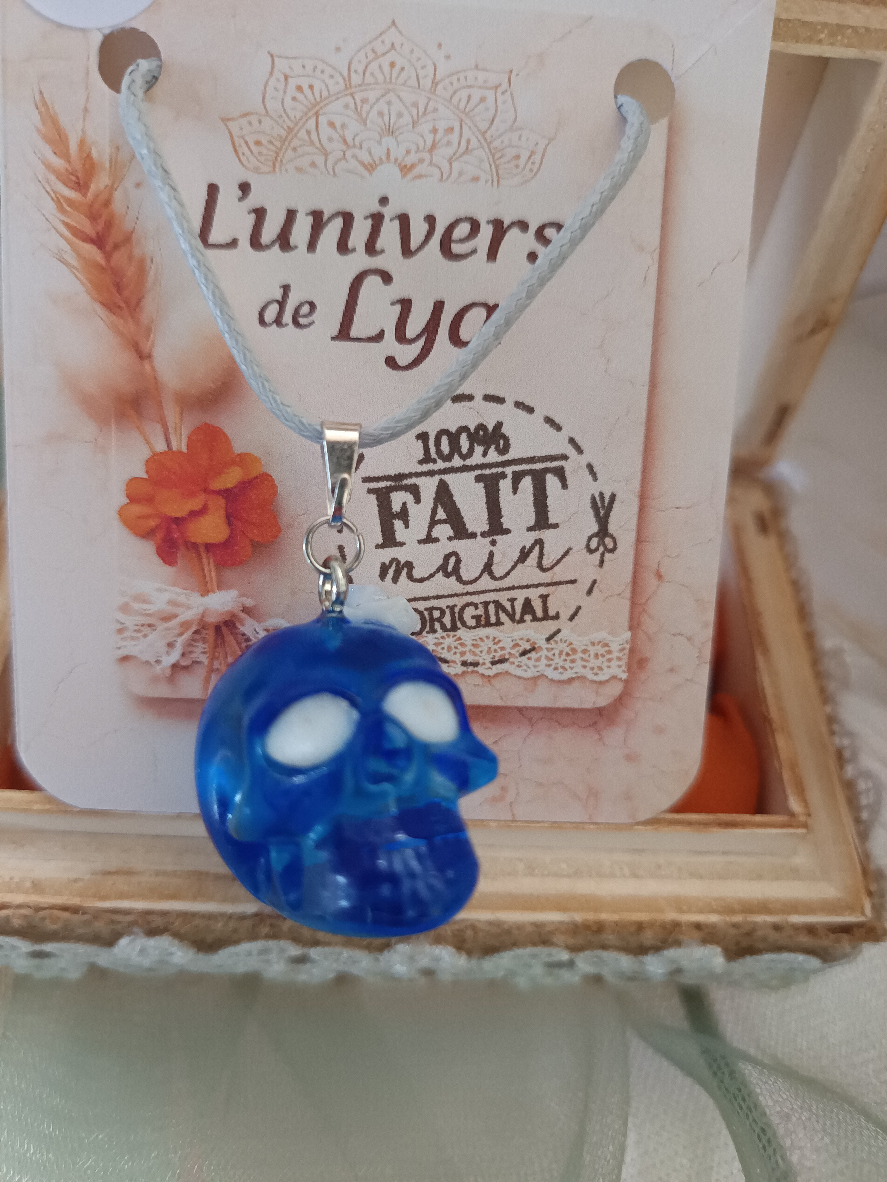 Collier crâne bleu translucide artisanal – Bijou original fait main