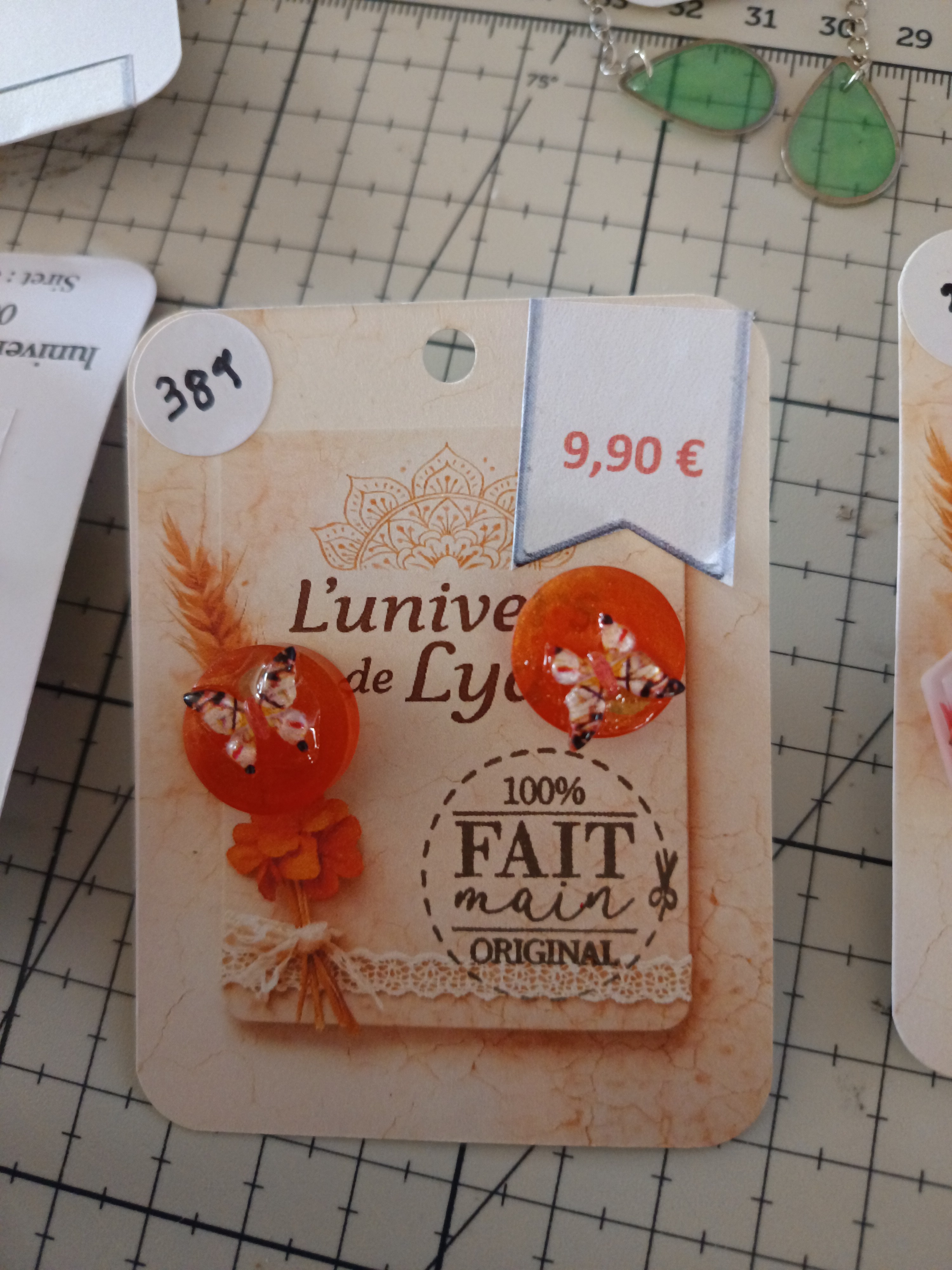 Boucles d’oreilles rondes orange papillon – Bijoux faits main en résine