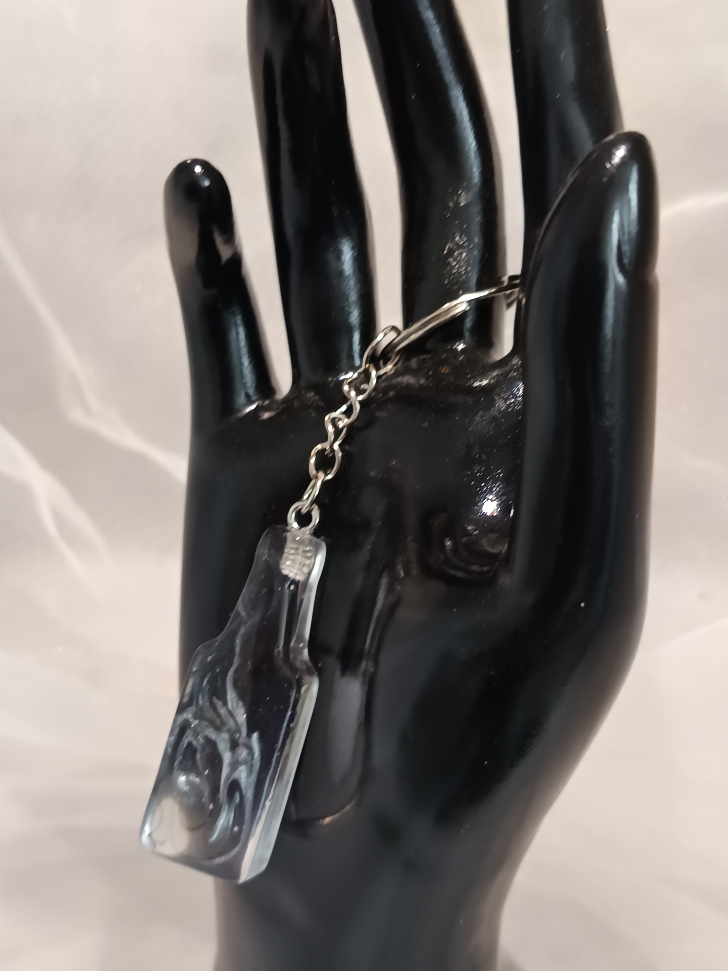 Porte-clés artisanal de forme bouteille en résine marbrée transparente – Accessoire élégant fait main