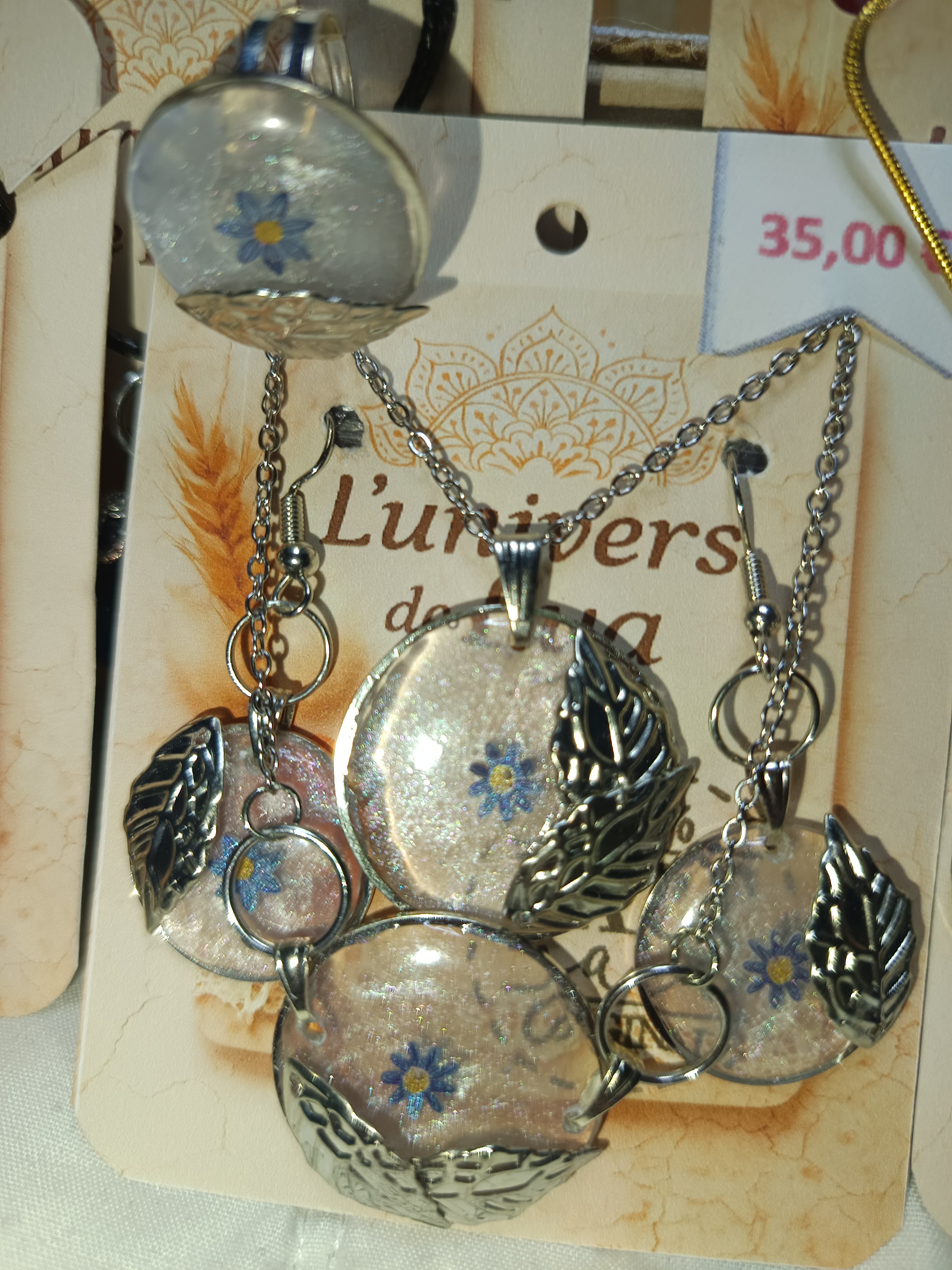 Parure collier,boucles d'oreilles, bague et bracelet nacrée avec fleur blanche et ailes – Bijou poétique fait main