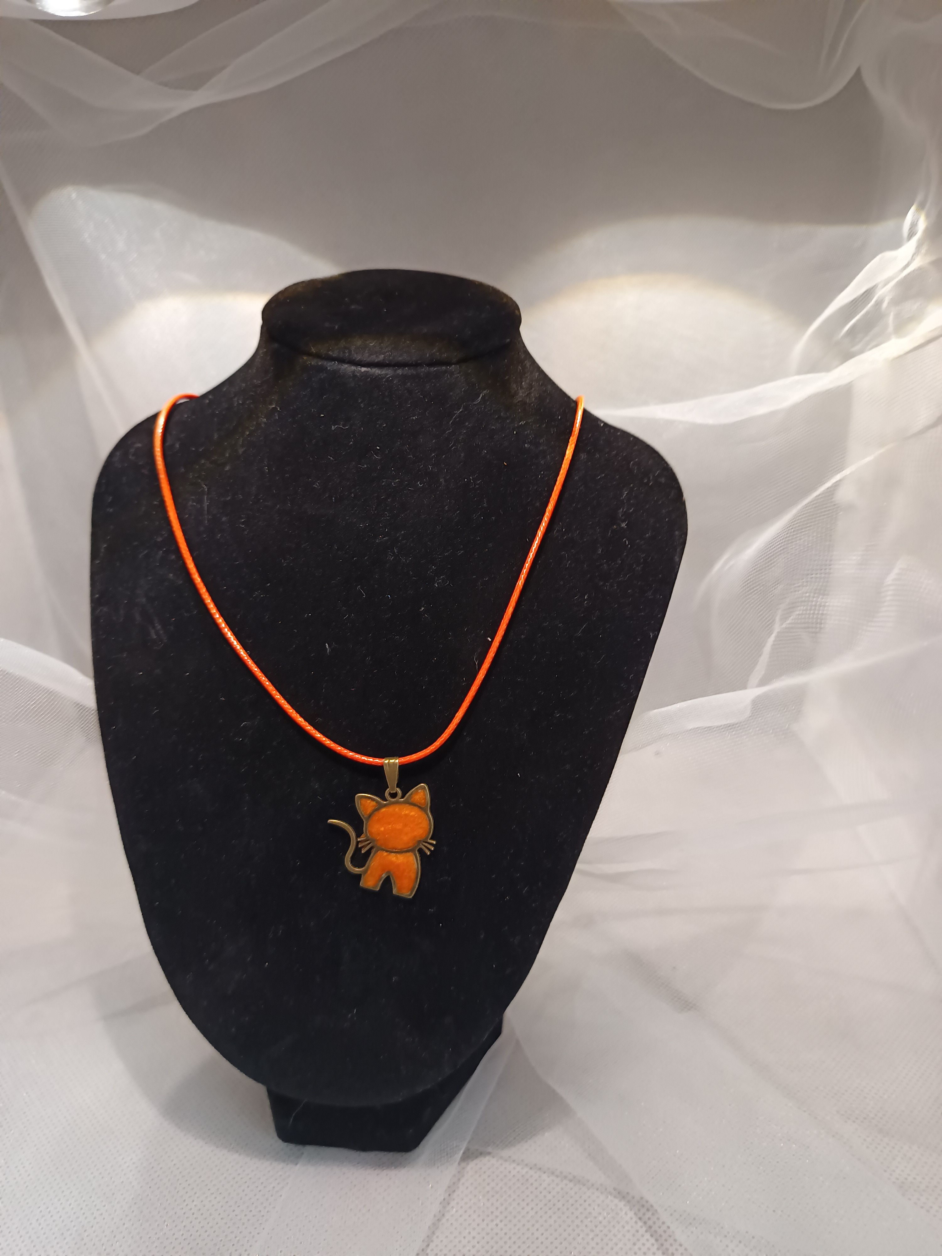 Collier pendentif chat sur cordon coloré – Bijou fantaisie chat mignon et original