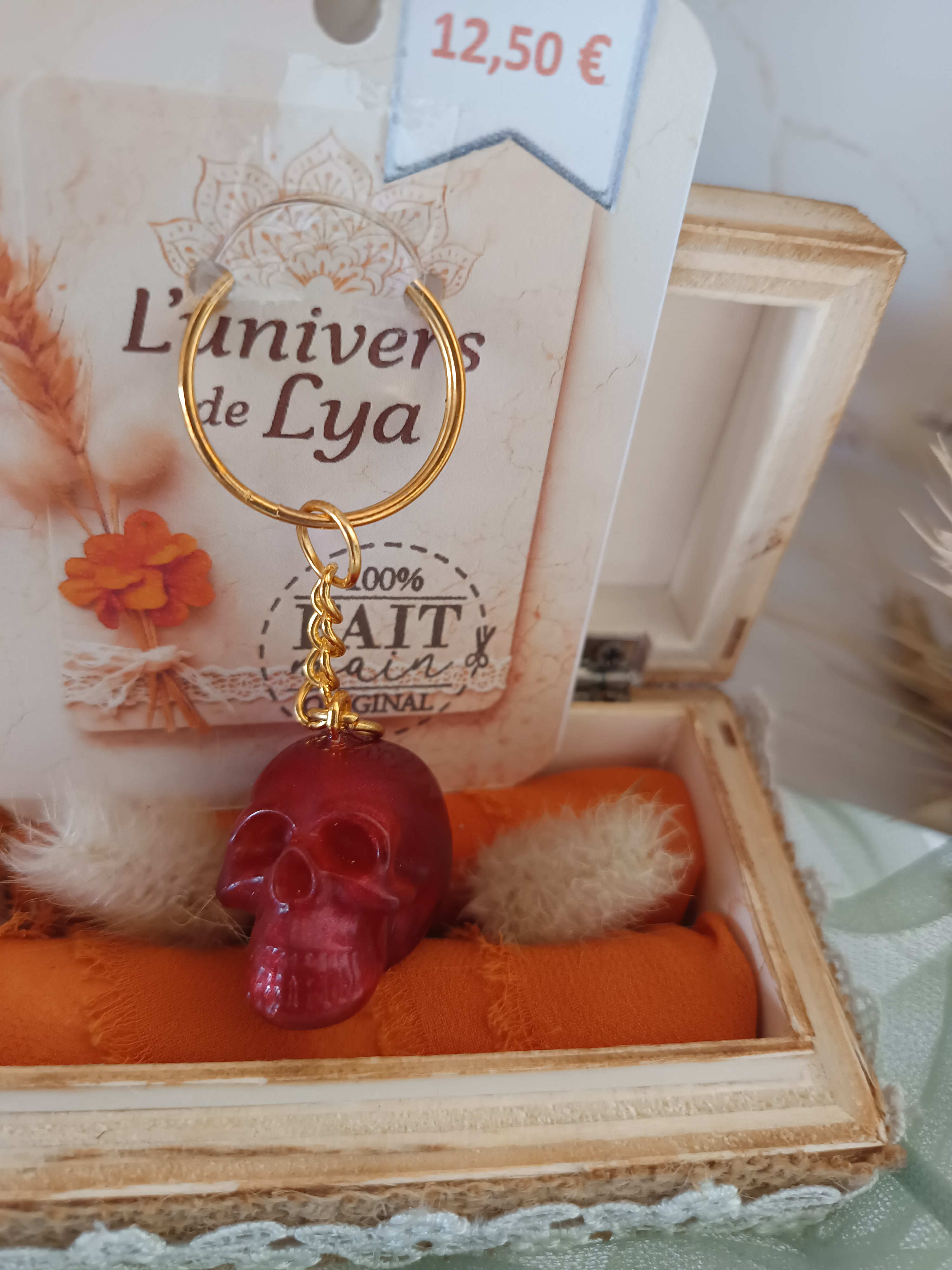 Porte-clés crâne rouge en résine pailletée – Accessoire fait main au style rock