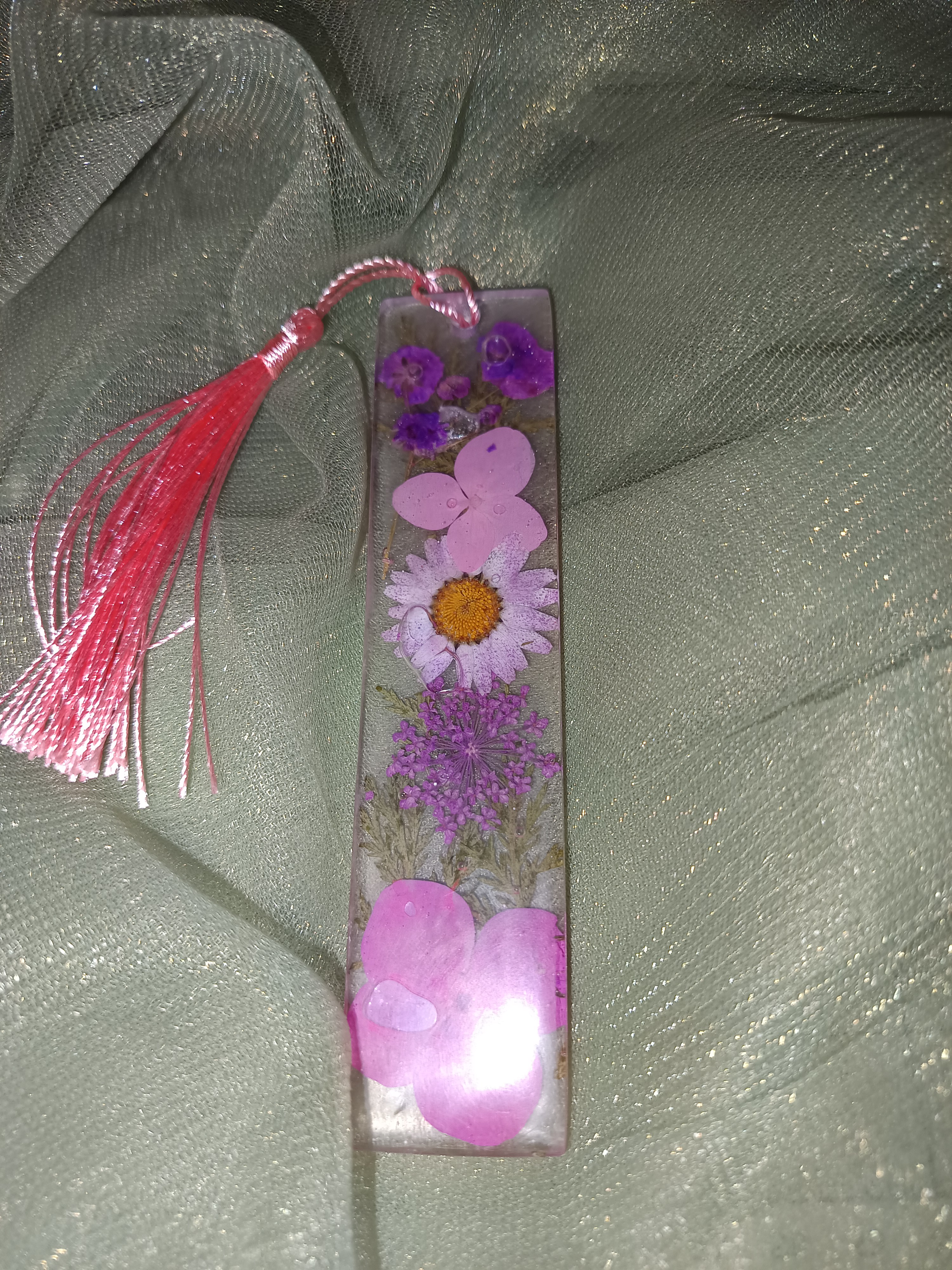 Marque-page artisanal en résine fleurs rose