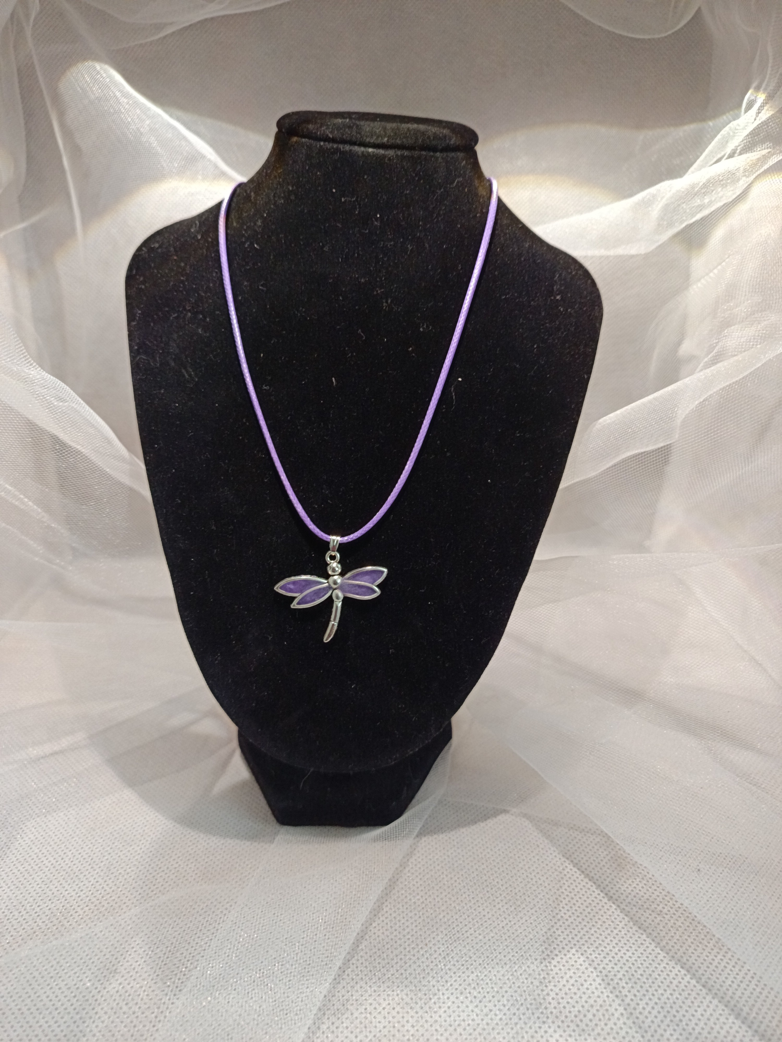 Collier pendentif libellule violet sur cordon – Bijou fantaisie élégant et symbolique