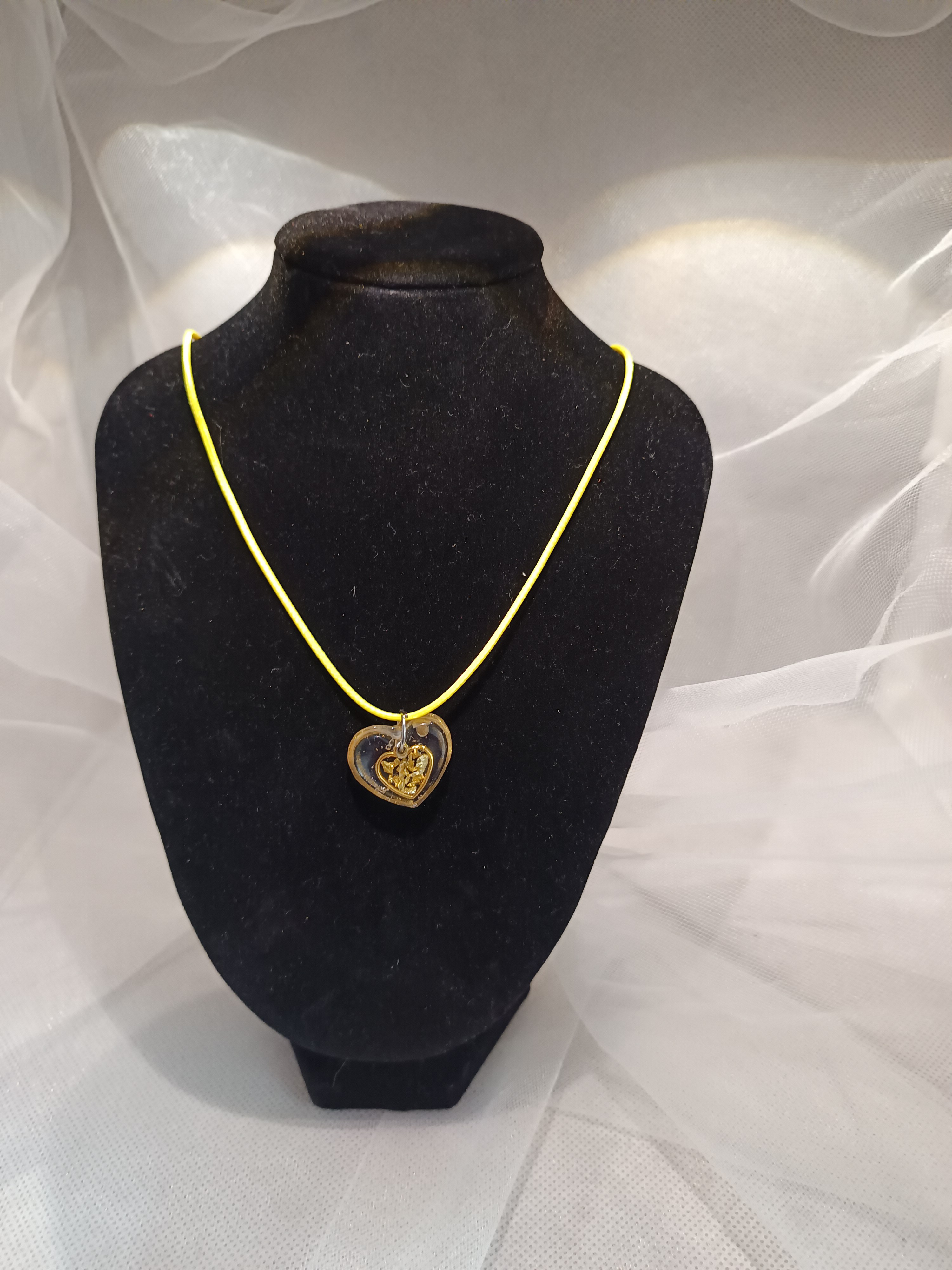 Collier cœur sur cordon coloré – Bijou fantaisie élégant et symbolique